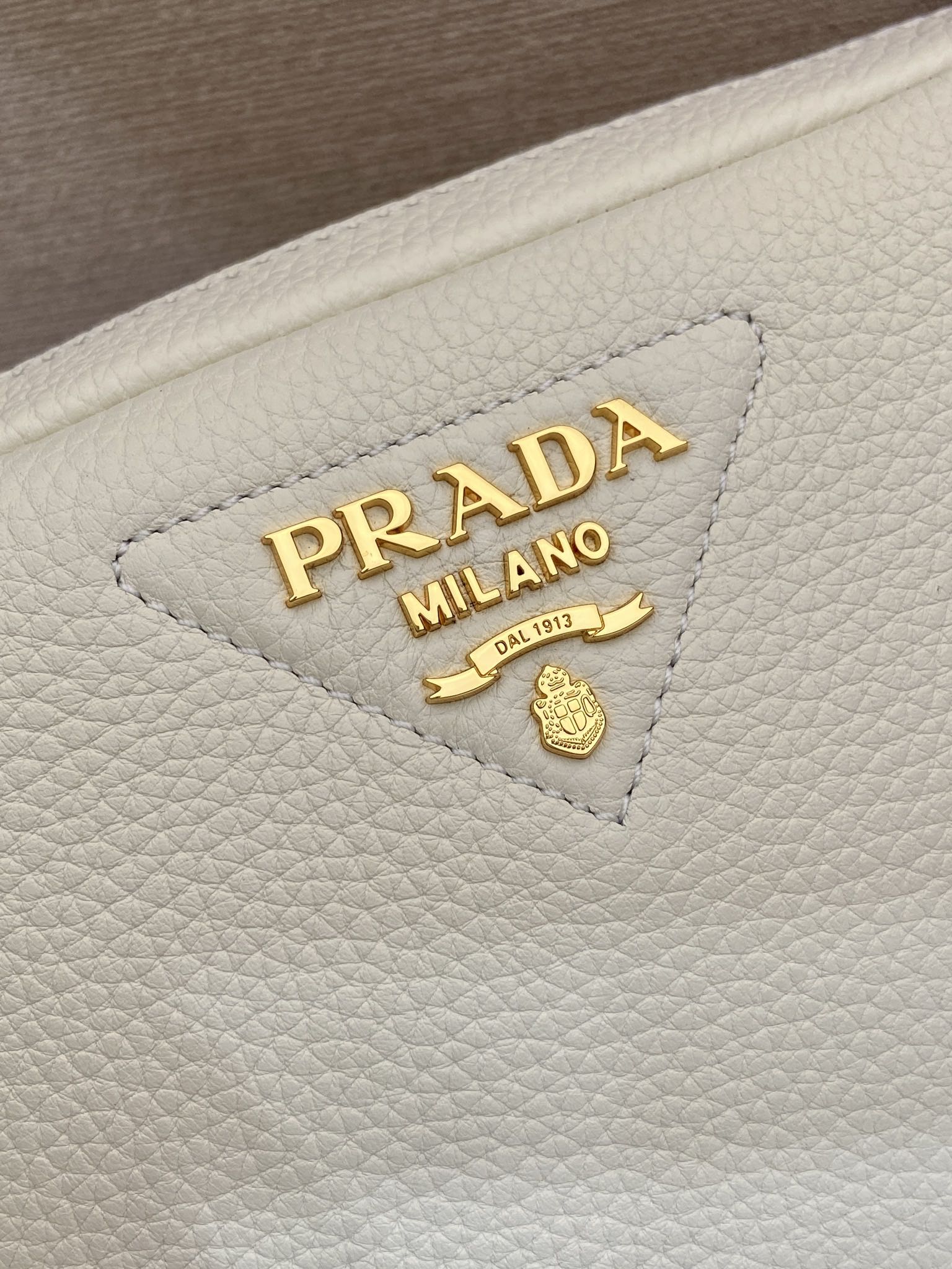  （双肩带-金logo） 普拉达 PRADA  相机 斜跨 女包 白色 皮质 1BH082_2DKV_F02EU_V_7NM