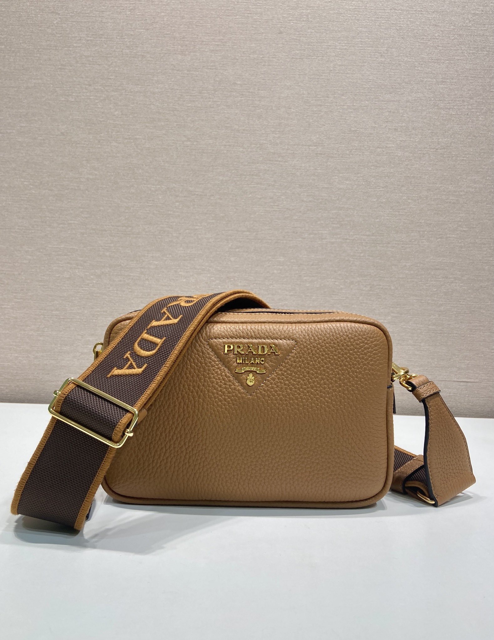 （双肩带-金logo）普拉达 PRADA  相机 斜跨 女包 焦糖色 皮质 1BH082_2DKV_F03V8_V_7NM
