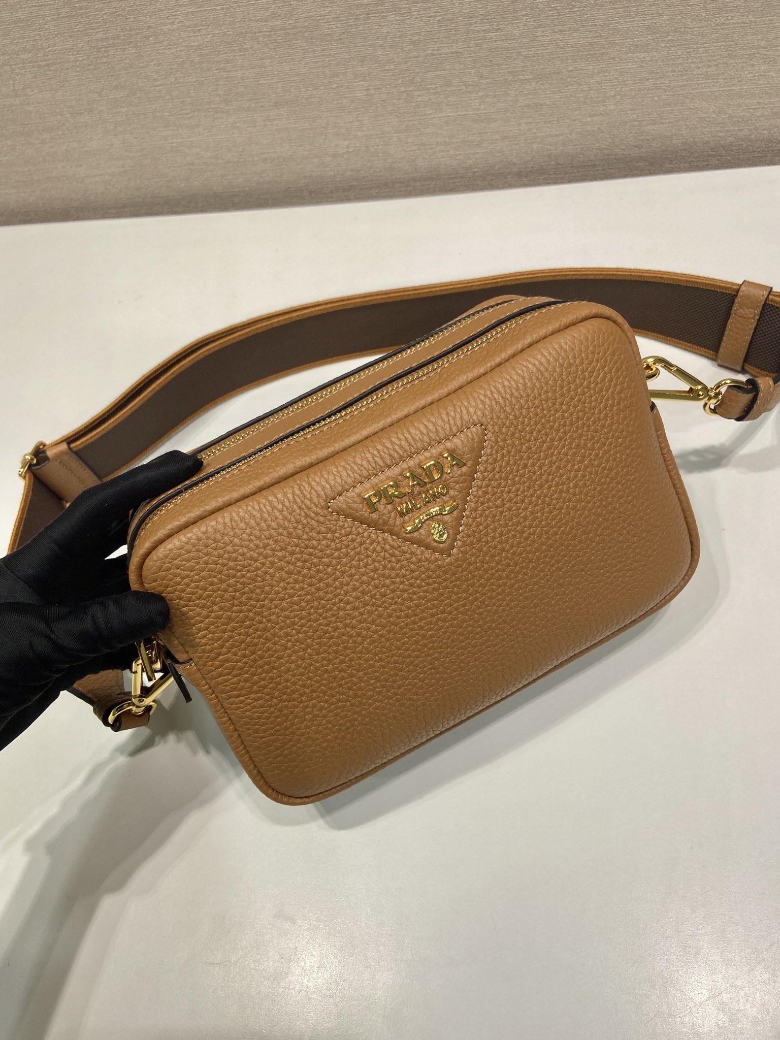  （双肩带-金logo）普拉达 PRADA  相机 斜跨 女包 焦糖色 皮质 1BH082_2DKV_F03V8_V_7NM
