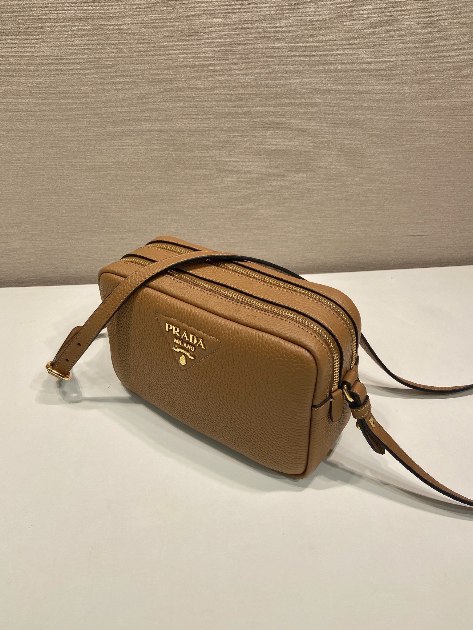  （双肩带-金logo）普拉达 PRADA  相机 斜跨 女包 焦糖色 皮质 1BH082_2DKV_F03V8_V_7NM