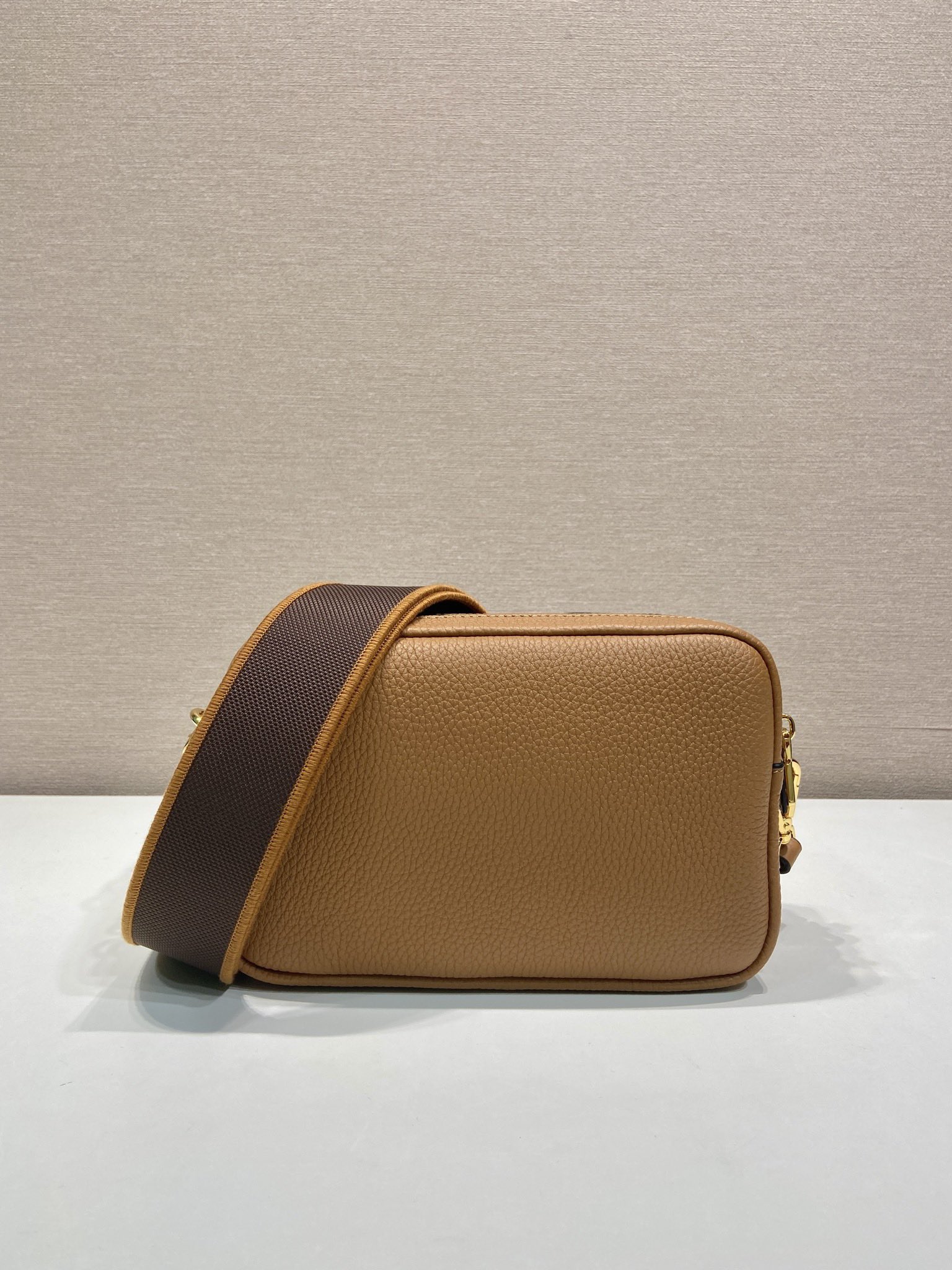  （双肩带-金logo）普拉达 PRADA  相机 斜跨 女包 焦糖色 皮质 1BH082_2DKV_F03V8_V_7NM