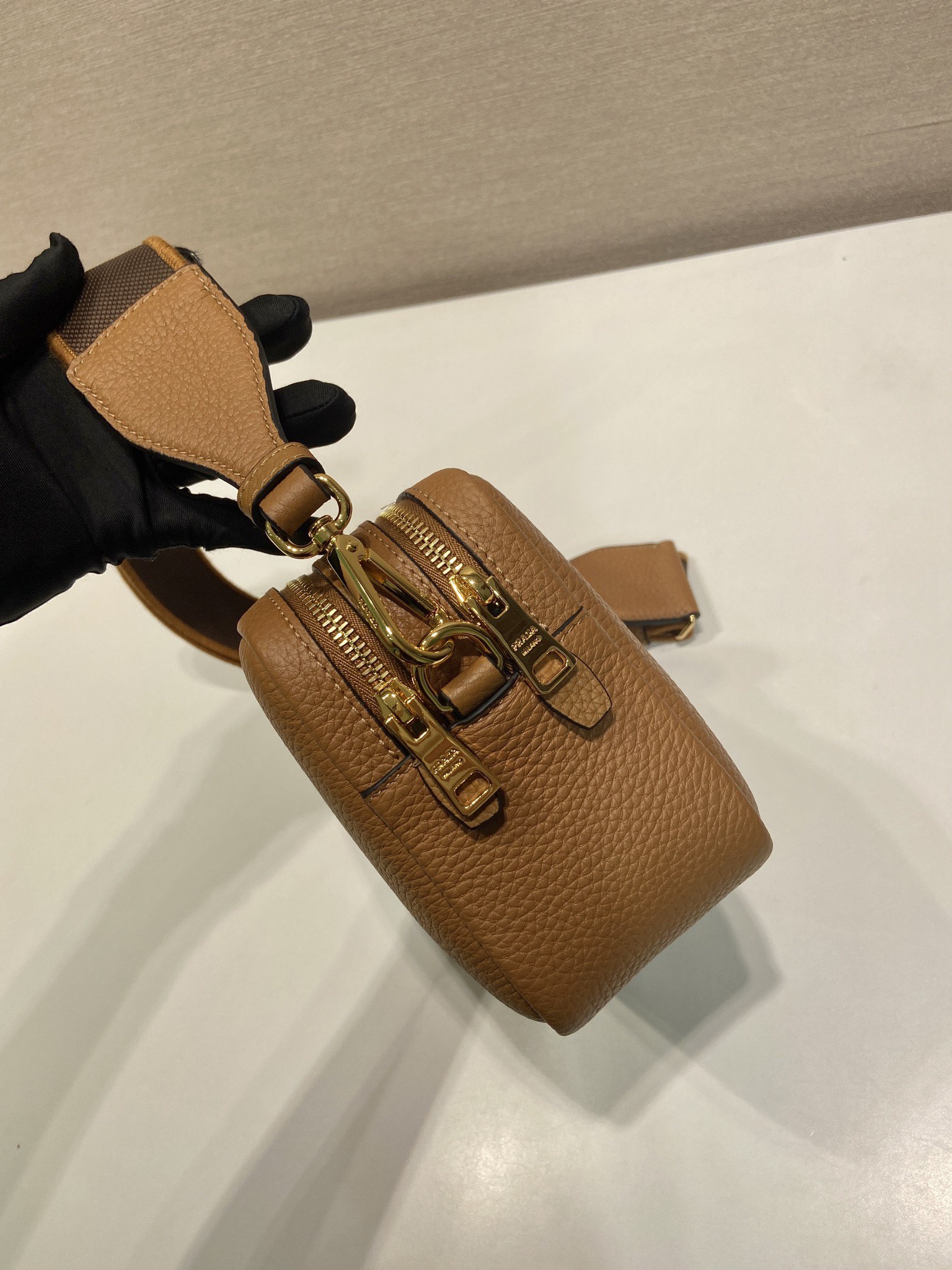  （双肩带-金logo）普拉达 PRADA  相机 斜跨 女包 焦糖色 皮质 1BH082_2DKV_F03V8_V_7NM