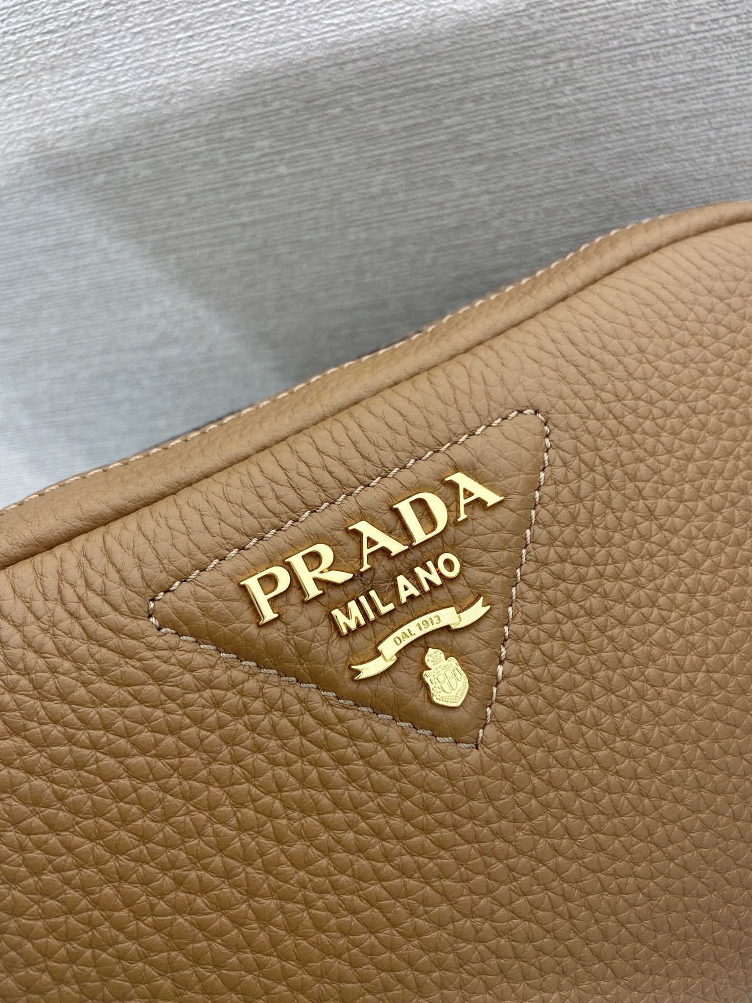  （双肩带-金logo）普拉达 PRADA  相机 斜跨 女包 焦糖色 皮质 1BH082_2DKV_F03V8_V_7NM