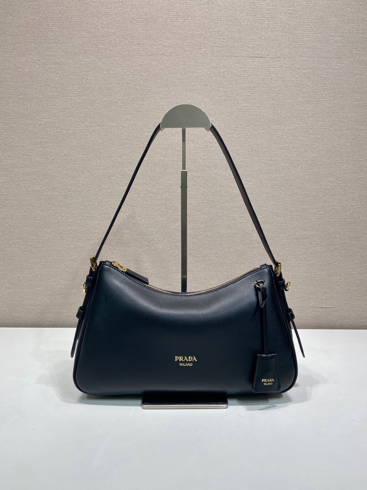 普拉达 PRADA  Aimee  单肩 黑色烫金logo  皮质 H0-1BC229_2ZRN_F0002