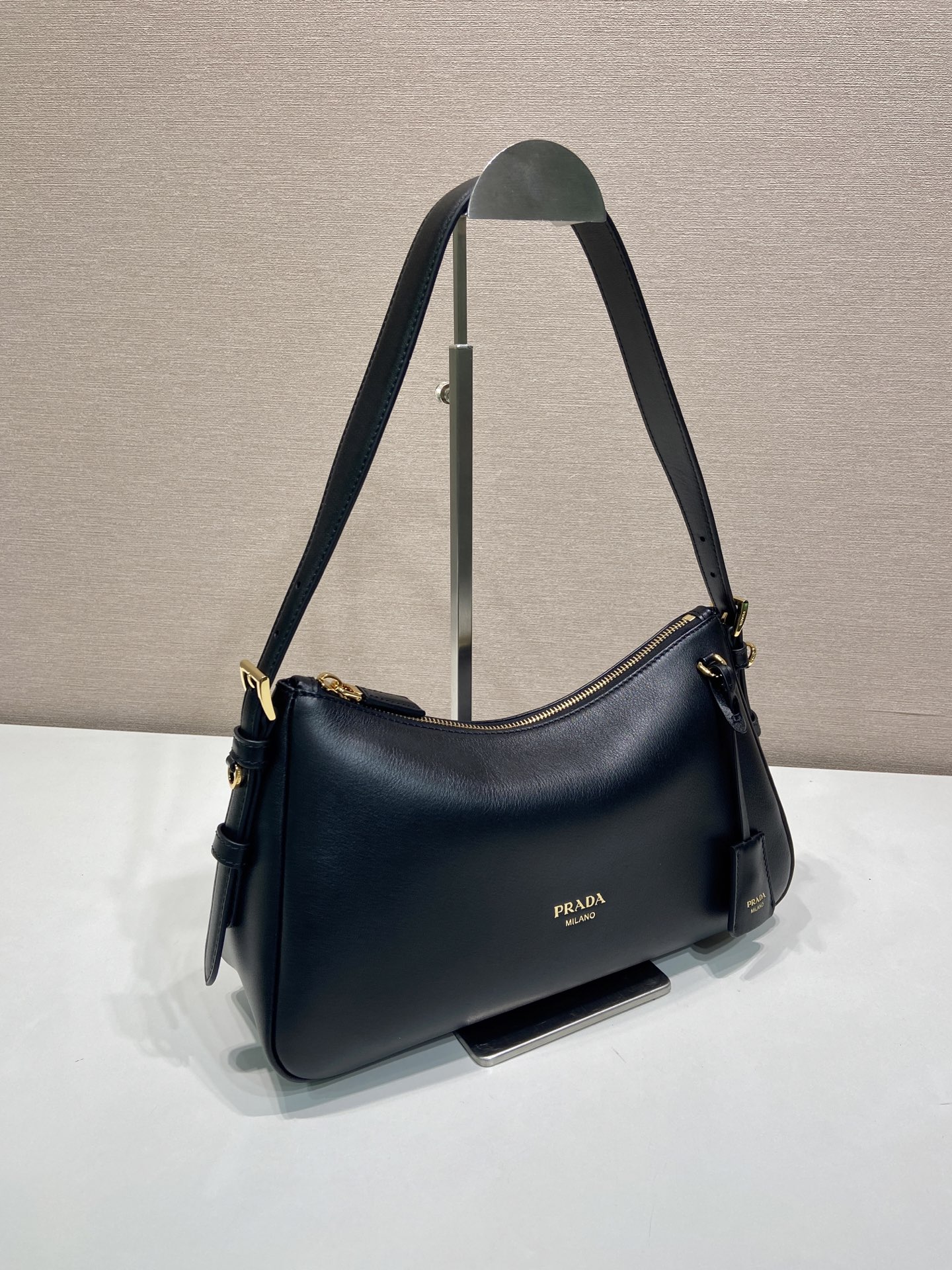 普拉达 PRADA  Aimee  单肩 黑色烫金logo  皮质 H0-1BC229_2ZRN_F0002
