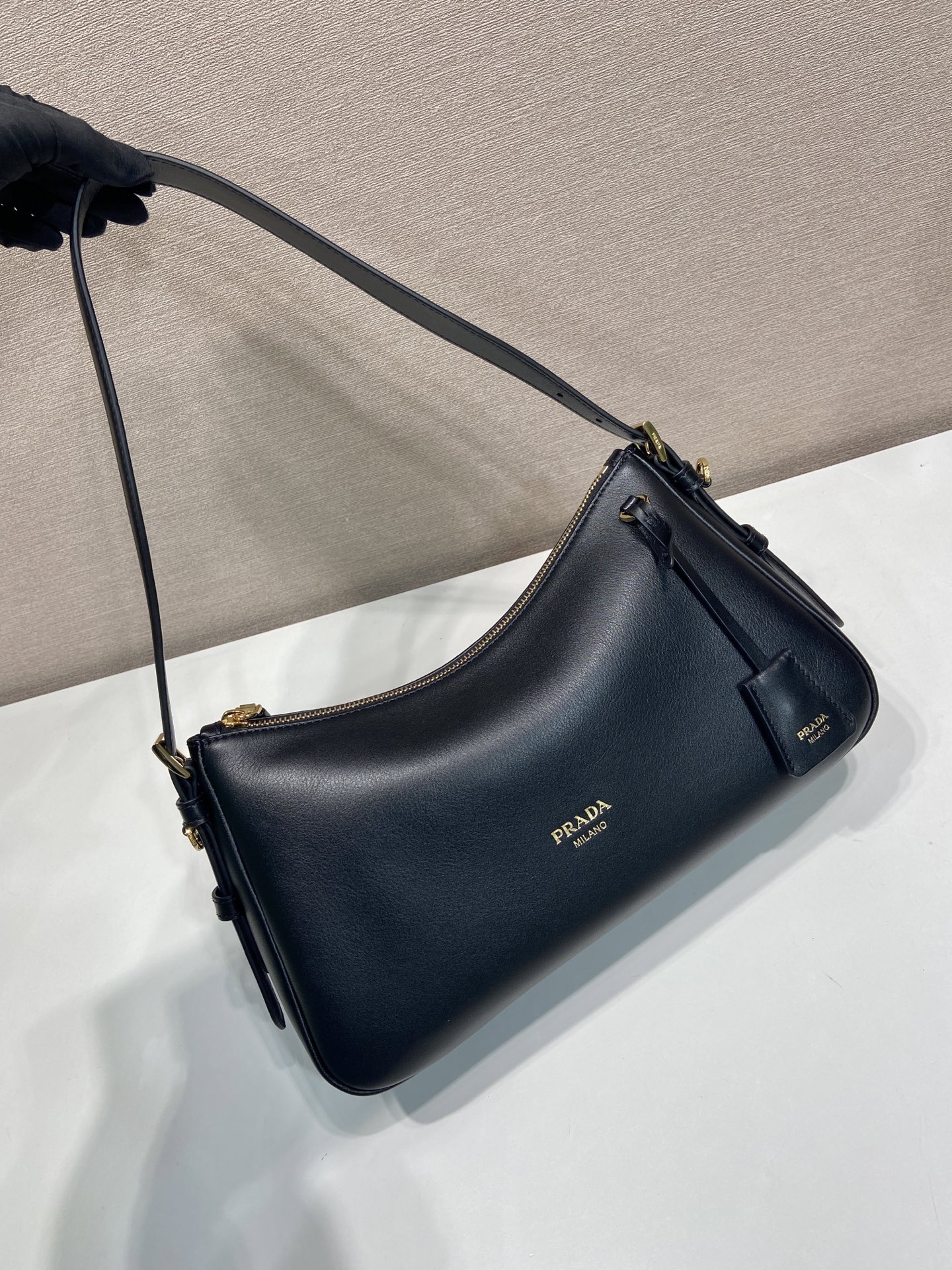 普拉达 PRADA  Aimee  单肩 黑色烫金logo  皮质 H0-1BC229_2ZRN_F0002
