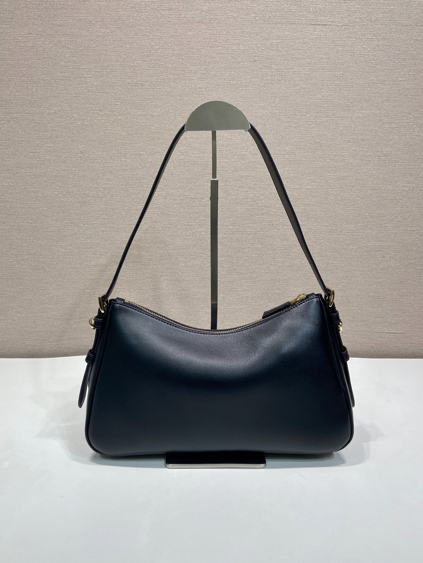 普拉达 PRADA  Aimee  单肩 黑色烫金logo  皮质 H0-1BC229_2ZRN_F0002