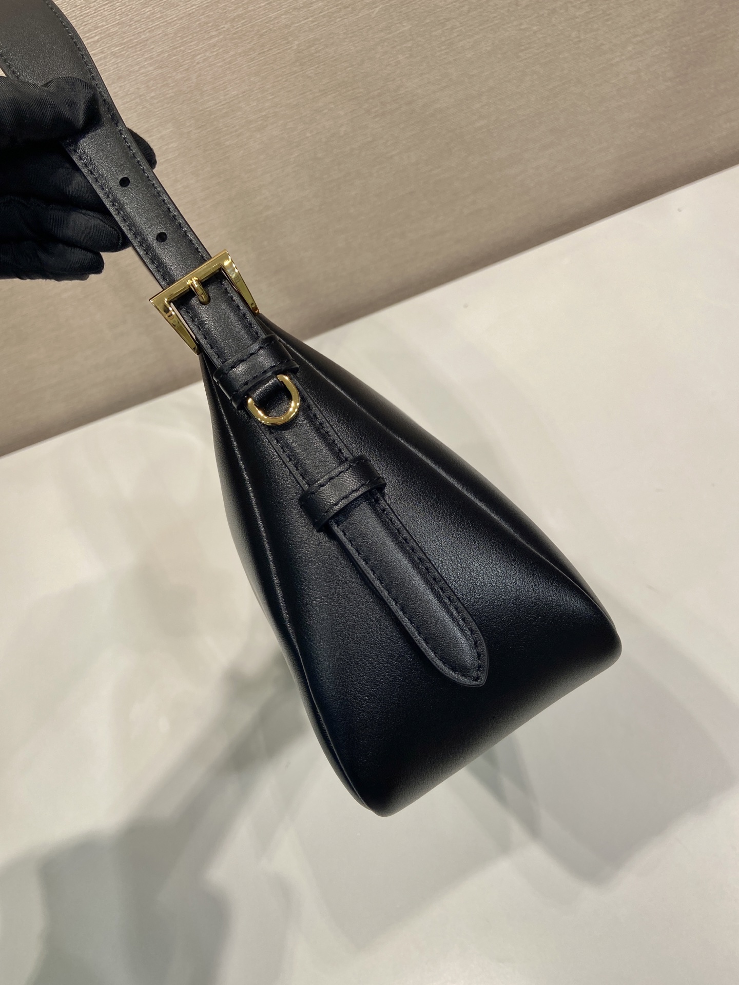 普拉达 PRADA  Aimee  单肩 黑色烫金logo  皮质 H0-1BC229_2ZRN_F0002