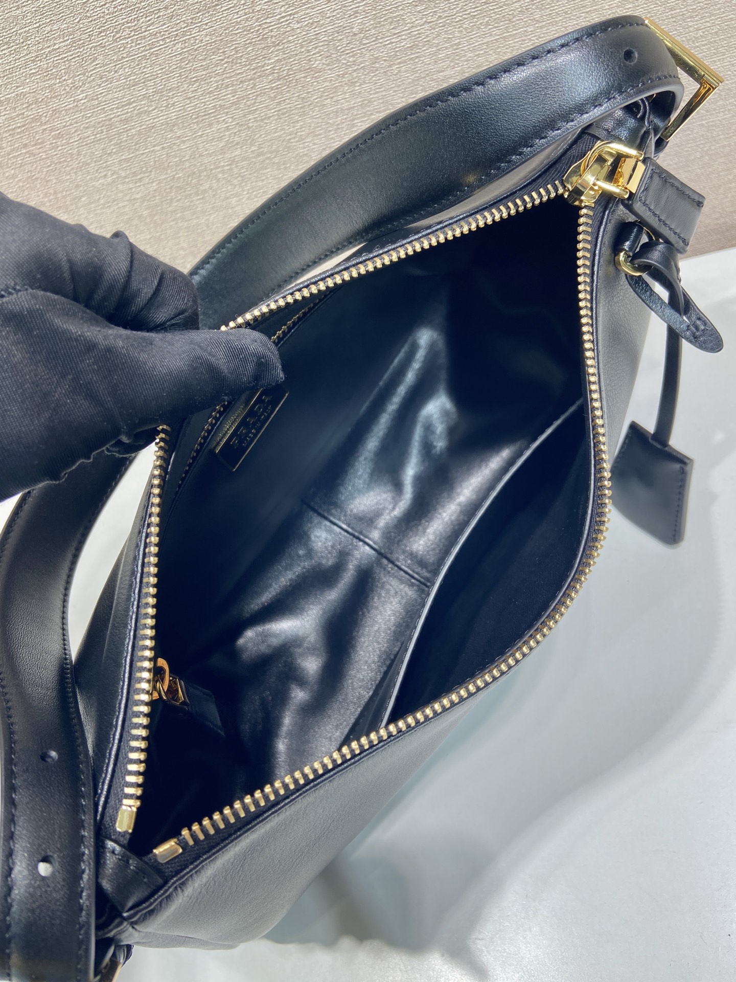 普拉达 PRADA  Aimee  单肩 黑色烫金logo  皮质 H0-1BC229_2ZRN_F0002