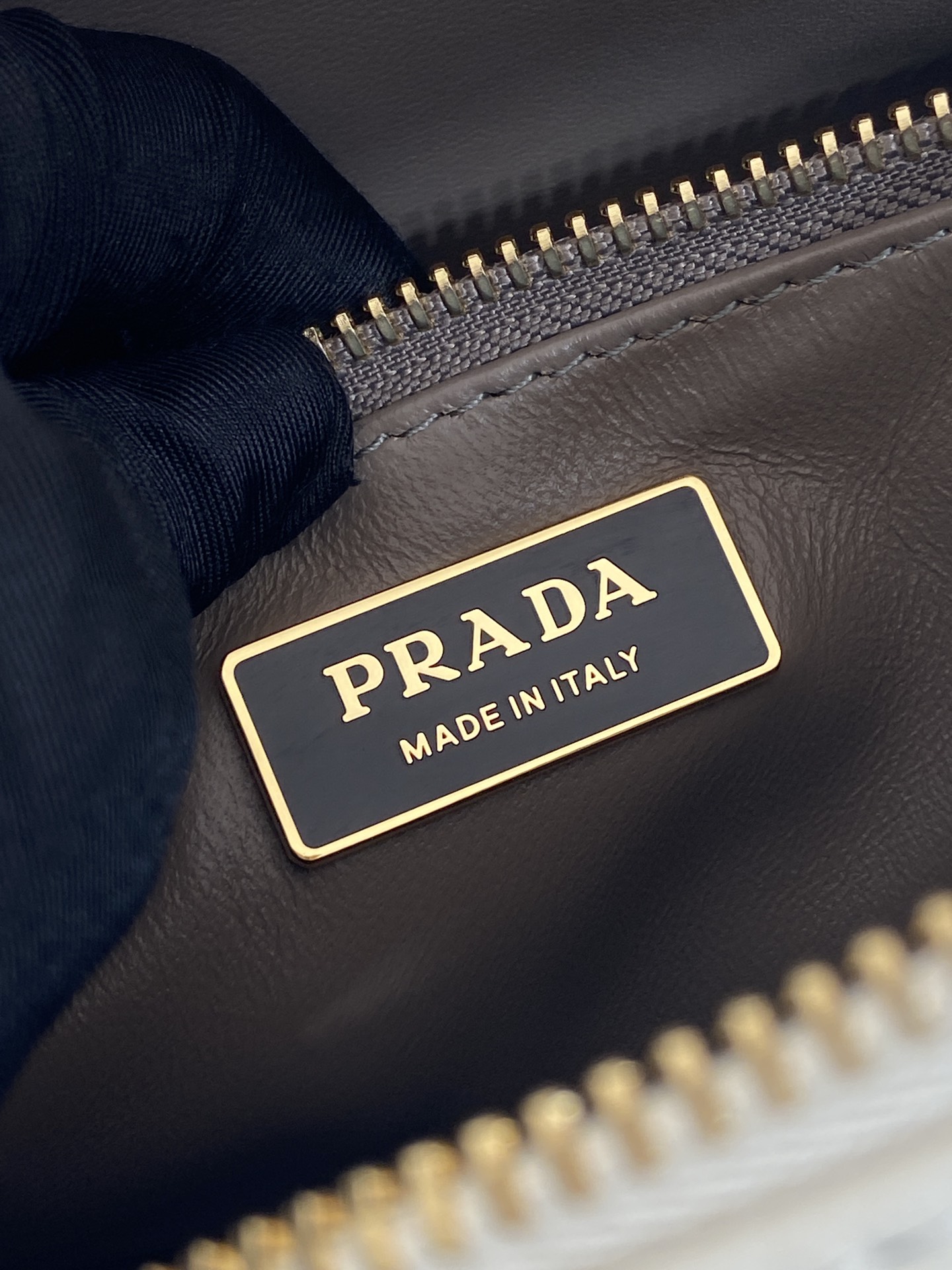 普拉达 PRADA  Aimee  单肩  白色  皮质 H0-1BC229_2CYS_F0PG7