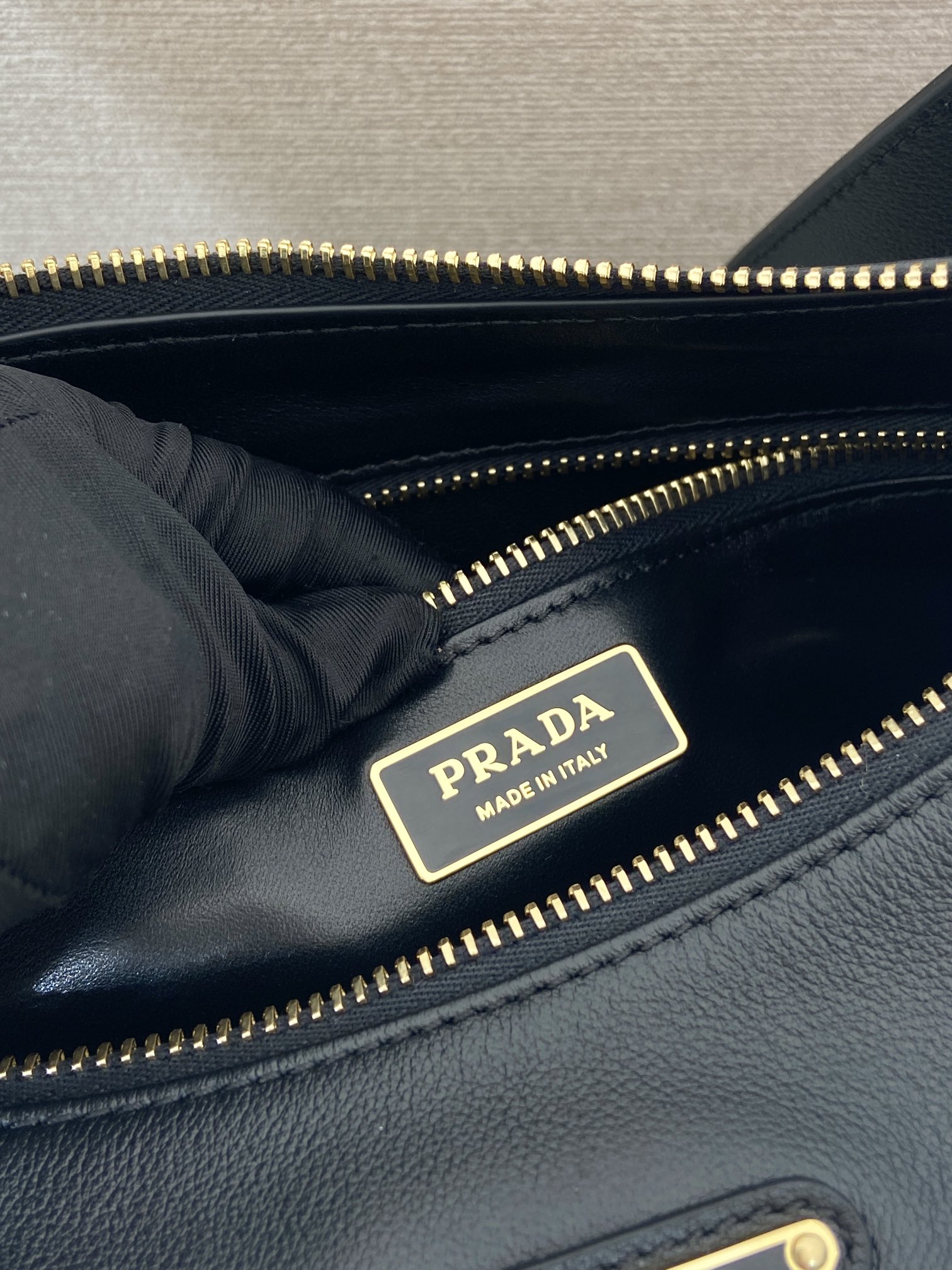 普拉达 PRADA  Aimee  单肩  黑色  皮质 H0-1BC229_2CYS_F0002