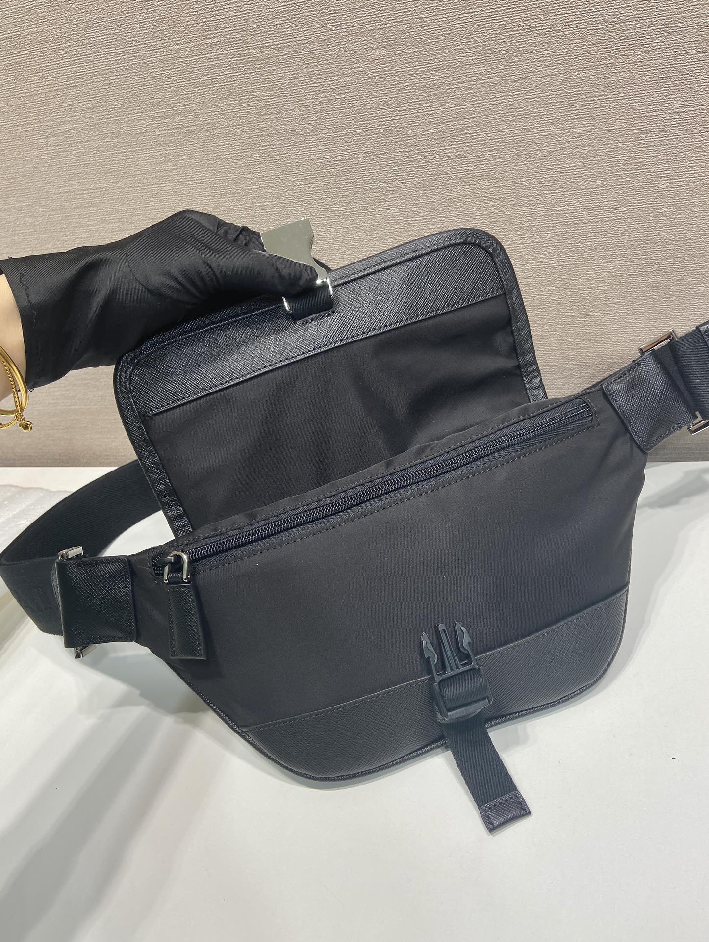  普拉达 PRADA Re-NylonSaffiano 腰包 黑色 尼龙 F0-12VH176_2DMH_F0002_V_OOO