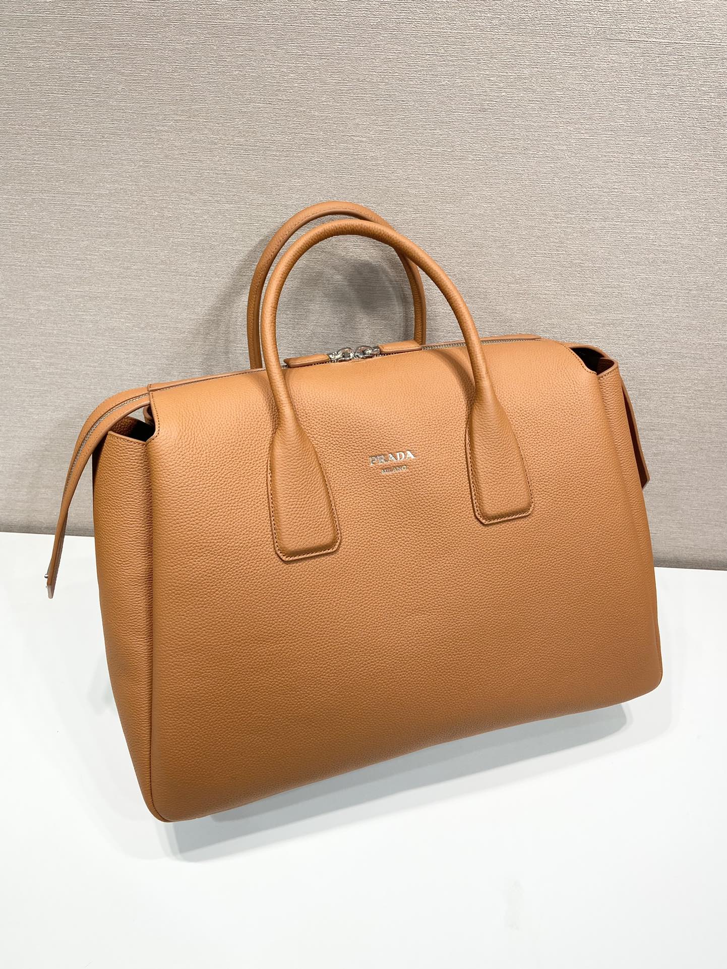 51CM 普拉达 PRADA 手提旅行包 焦糖色 荔枝皮质  J0-2VC035_2BBE_F098L_V_OOO