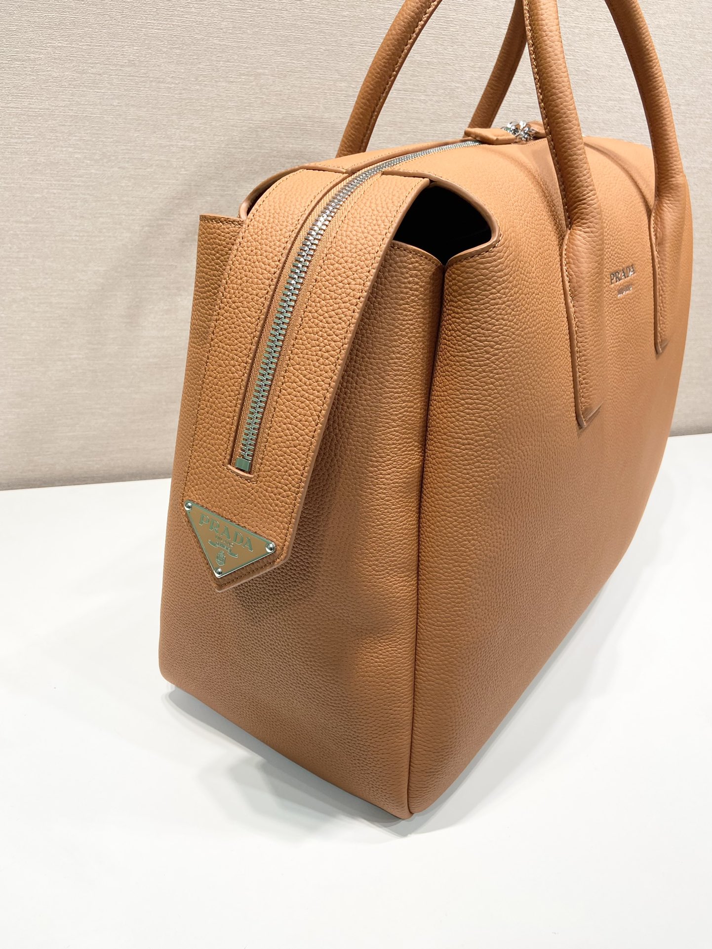 51CM 普拉达 PRADA 手提旅行包 焦糖色 荔枝皮质  J0-2VC035_2BBE_F098L_V_OOO