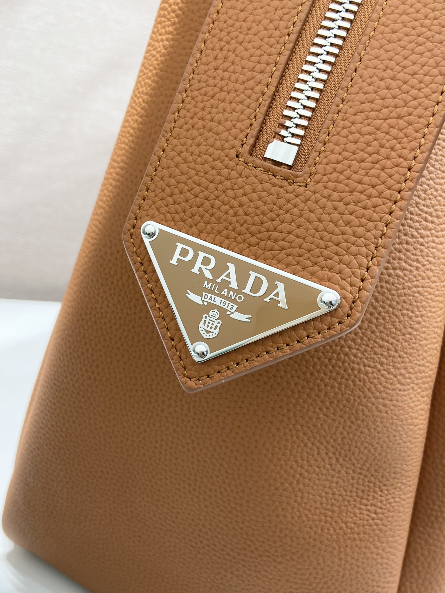 51CM 普拉达 PRADA 手提旅行包 焦糖色 荔枝皮质  J0-2VC035_2BBE_F098L_V_OOO