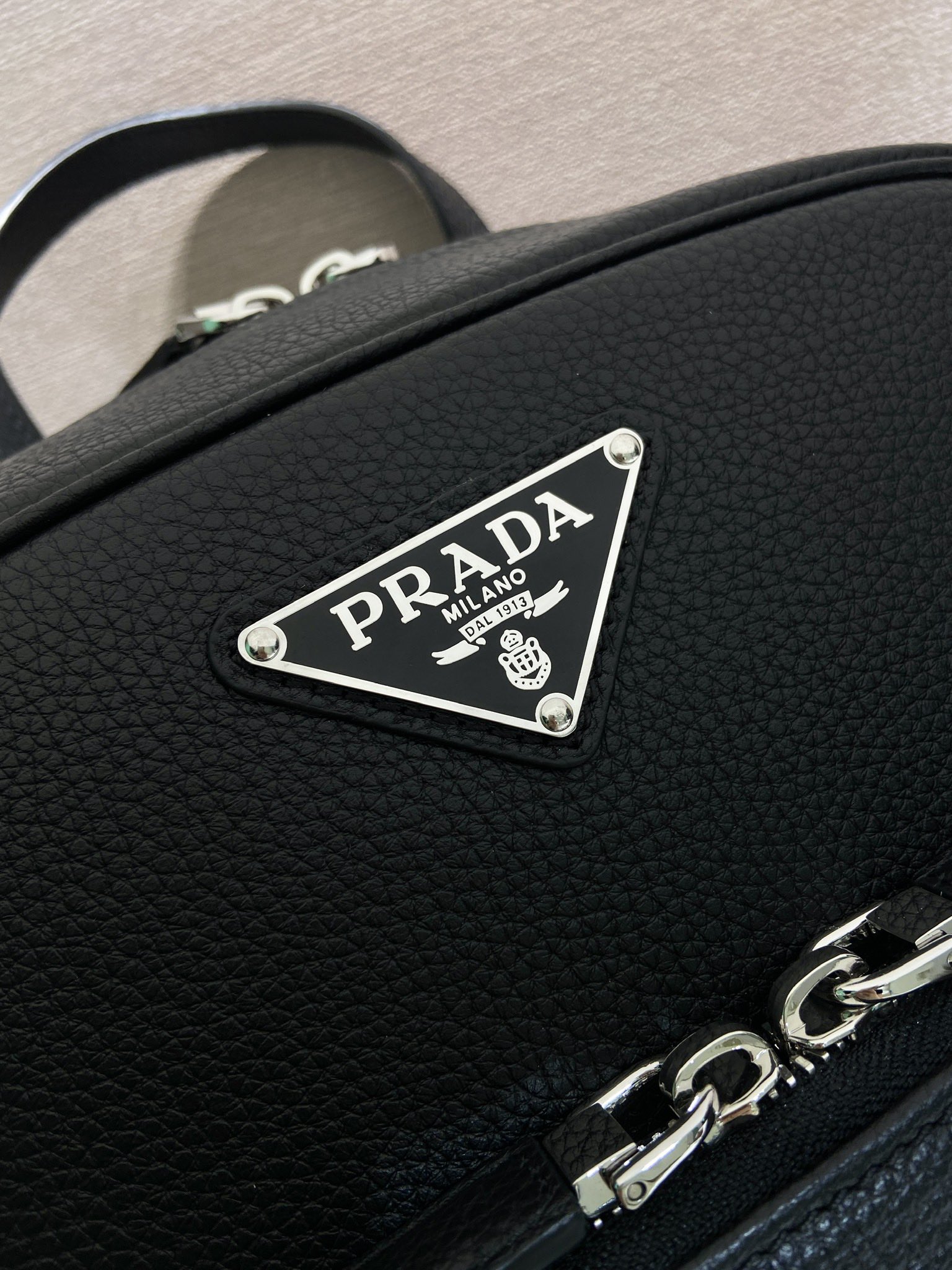 普拉达 PRADA  双肩包 荔枝皮质 黑色 H0-2VZ102_2BBE_F0002