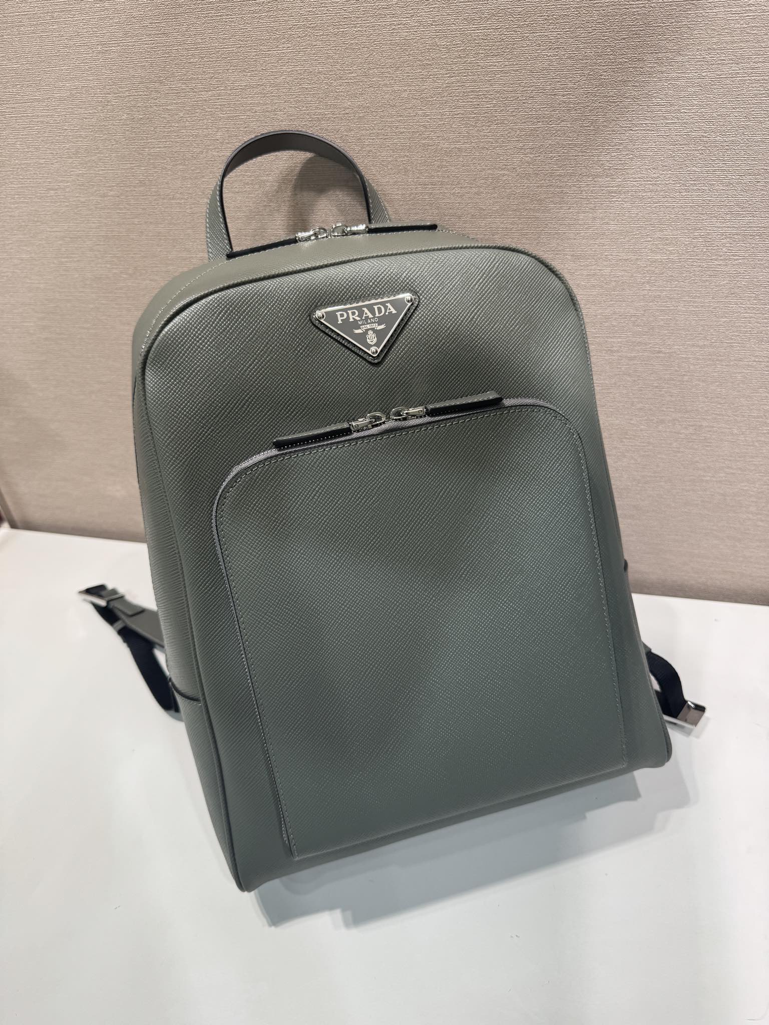 普拉达 PRADA  双肩包 十字纹 皮革灰色 H0-2VZ102 