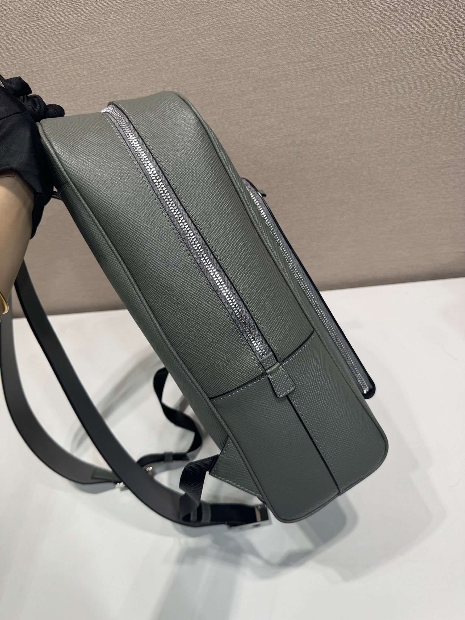 普拉达 PRADA  双肩包 十字纹 皮革灰色 H0-2VZ102 