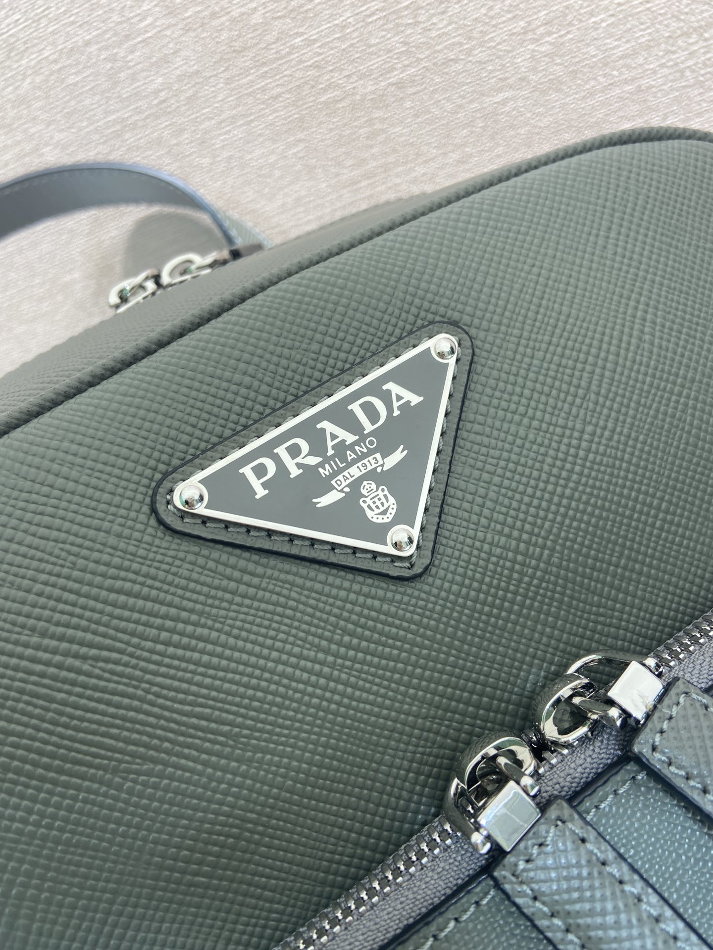 普拉达 PRADA  双肩包 十字纹 皮革灰色 H0-2VZ102 