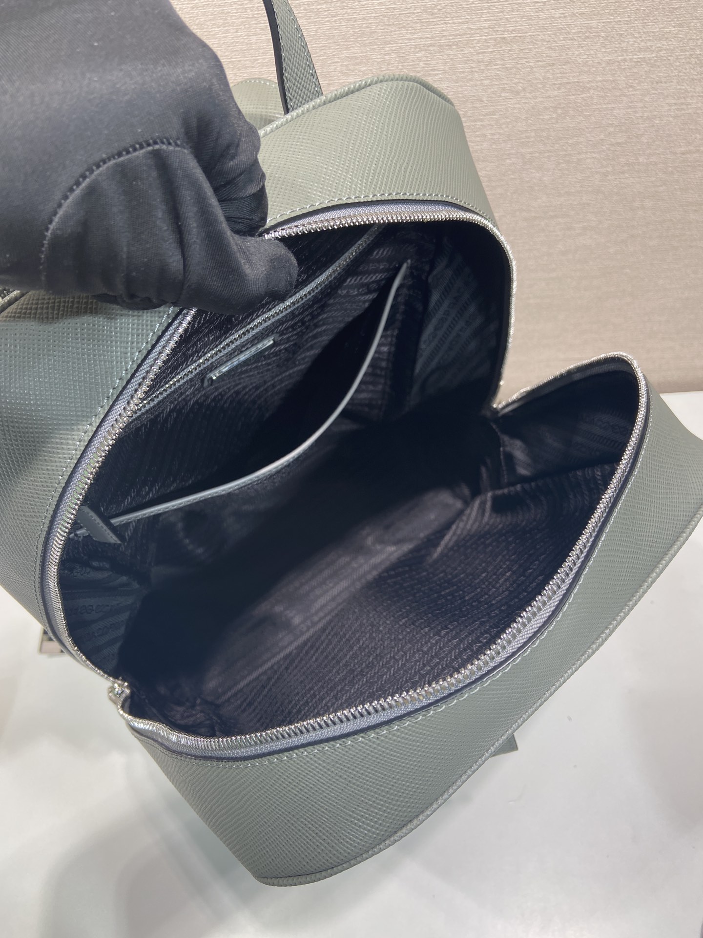 普拉达 PRADA  双肩包 十字纹 皮革灰色 H0-2VZ102 