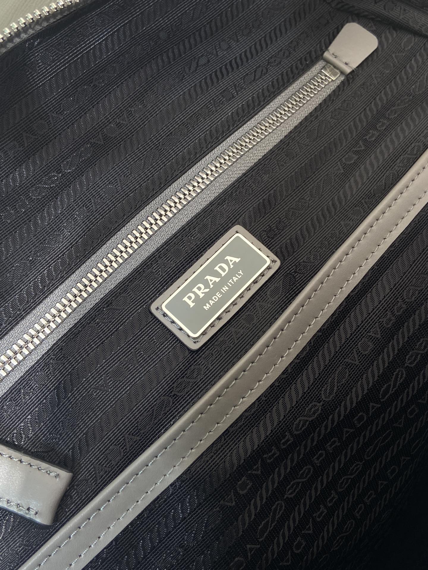 普拉达 PRADA  双肩包 十字纹 皮革灰色 H0-2VZ102 