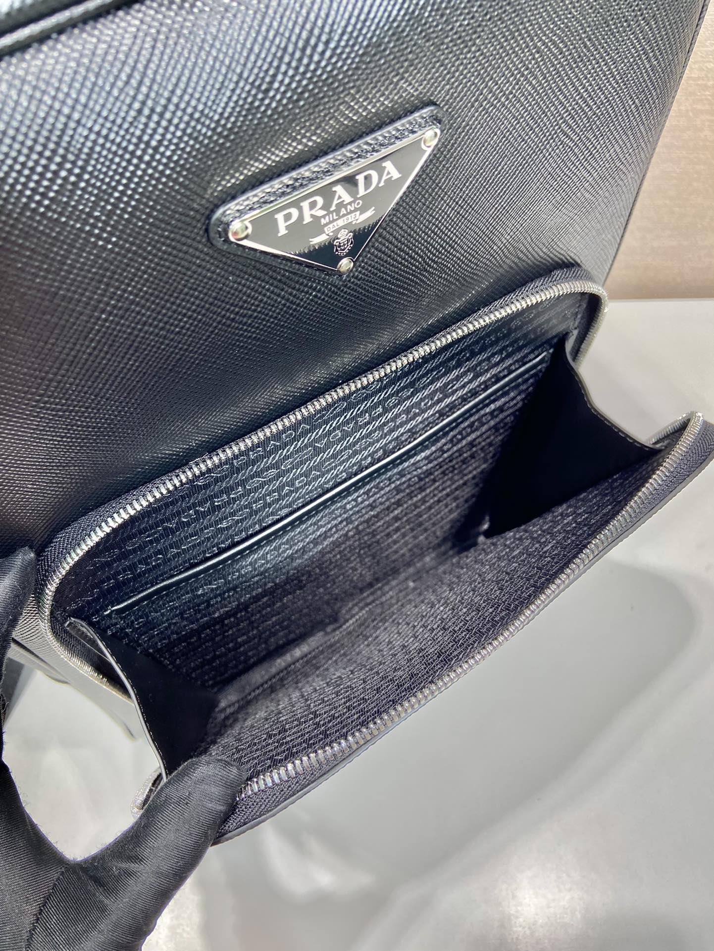 普拉达 PRADA  双肩包 十字纹 皮革 黑色 H0-2VZ102_9Z2_F0002_V_DOO
