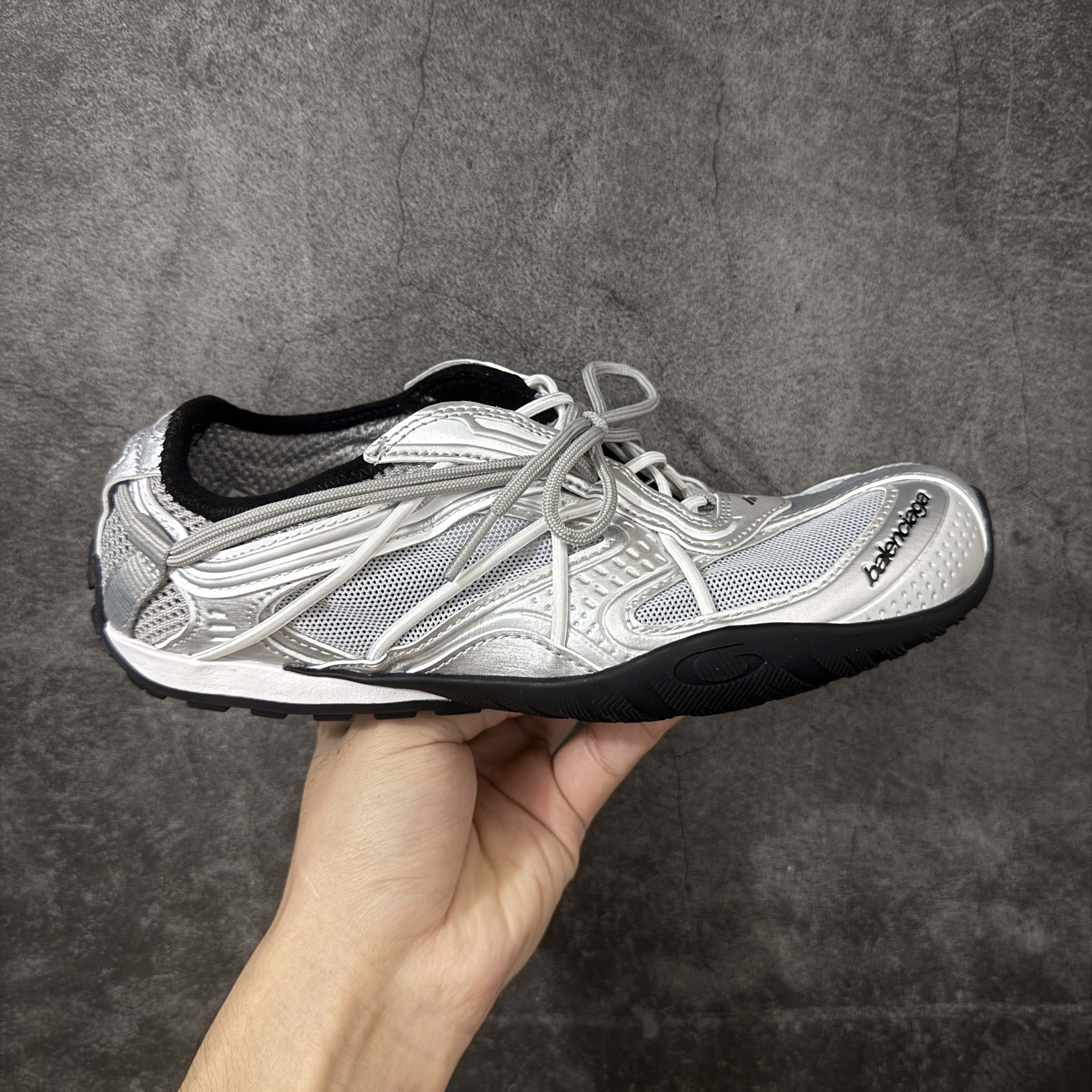 Balenciaga  巴黎世家 Radar 25代 圆头 系带 做旧效果  平底生活休闲鞋 灰白色 C0-865868WSTBL1119