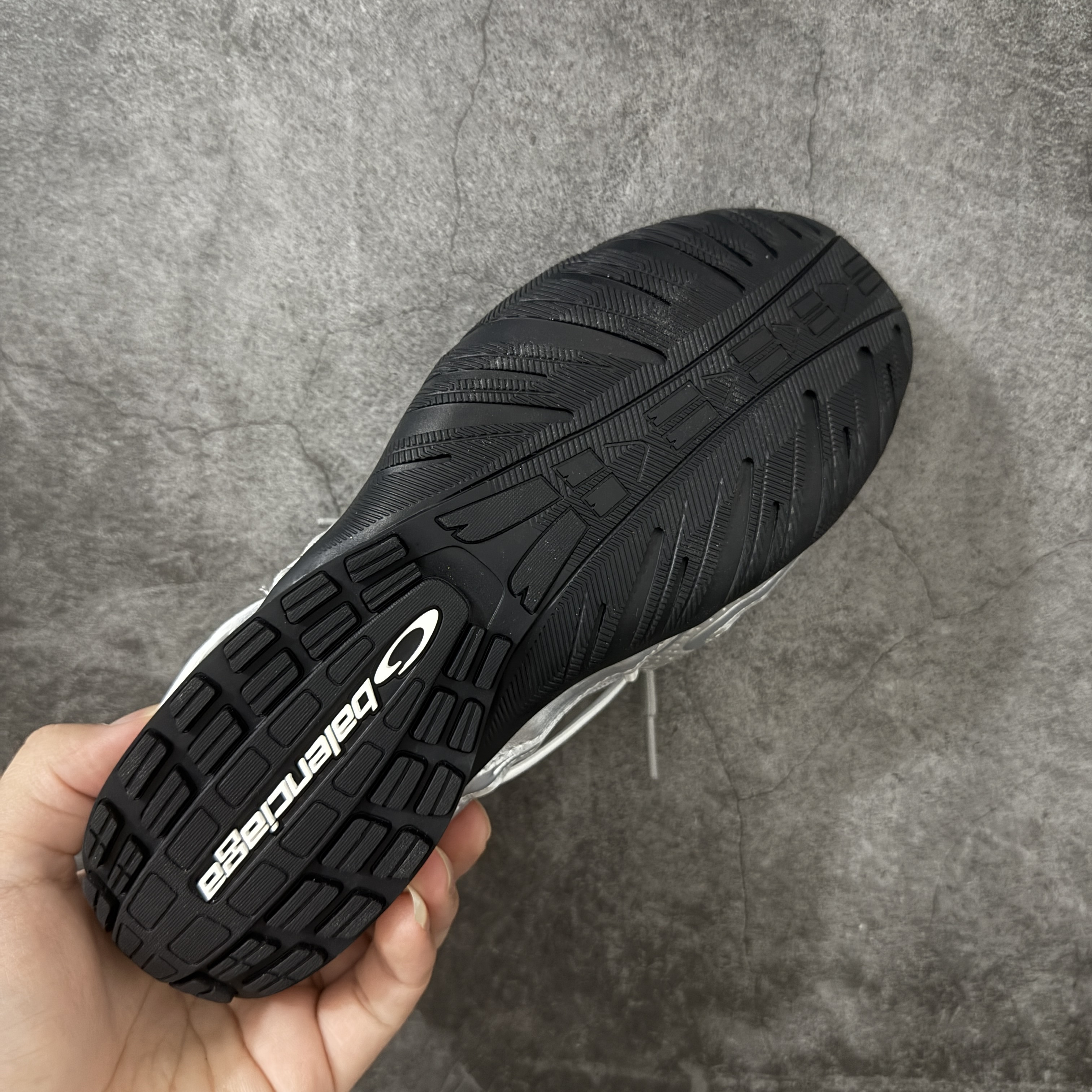 Balenciaga  巴黎世家 Radar 25代 圆头 系带 做旧效果  平底生活休闲鞋 灰白色 C0-865868WSTBL1119