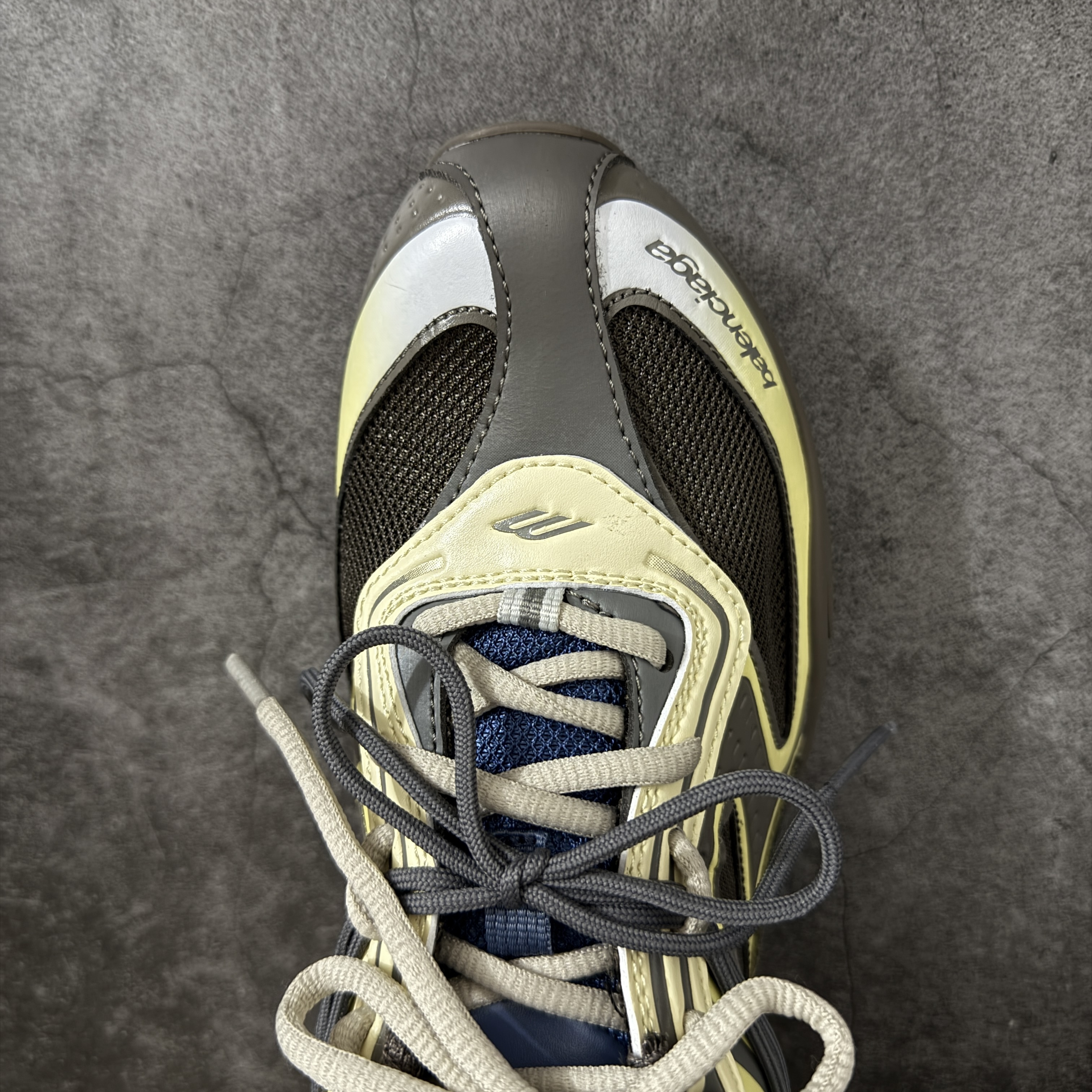 Balenciaga  巴黎世家 Radar 25代 圆头 系带 做旧效果  平底生活休闲鞋 香槟色 C0-865703WSTGL2471