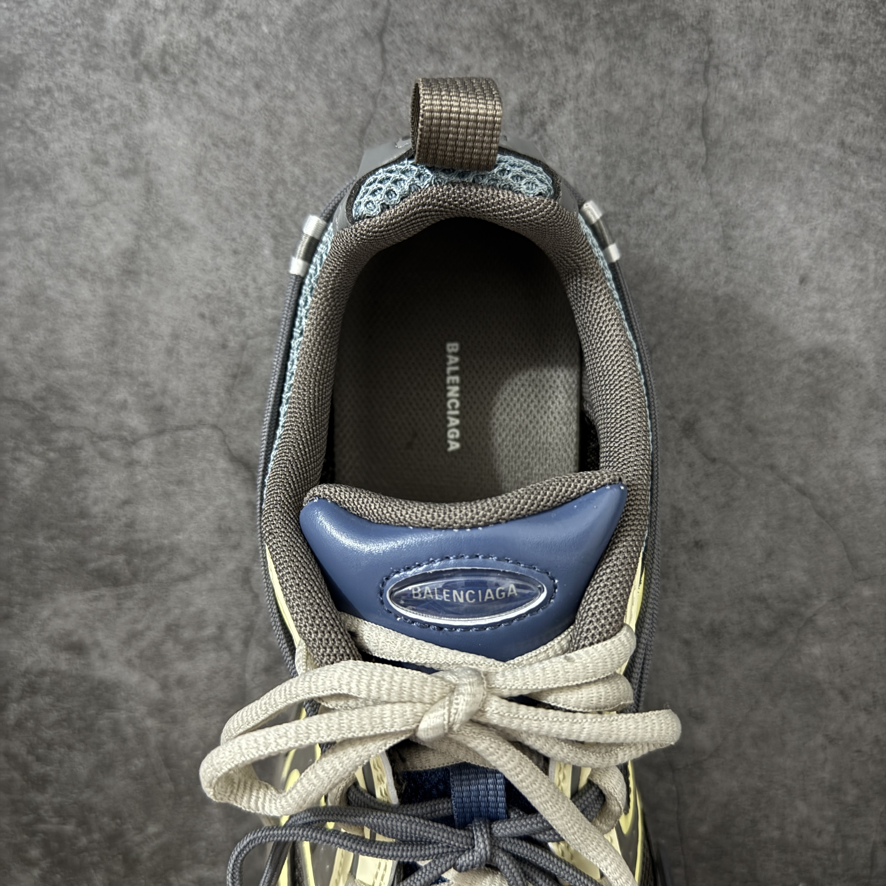 Balenciaga  巴黎世家 Radar 25代 圆头 系带 做旧效果  平底生活休闲鞋 香槟色 C0-865703WSTGL2471