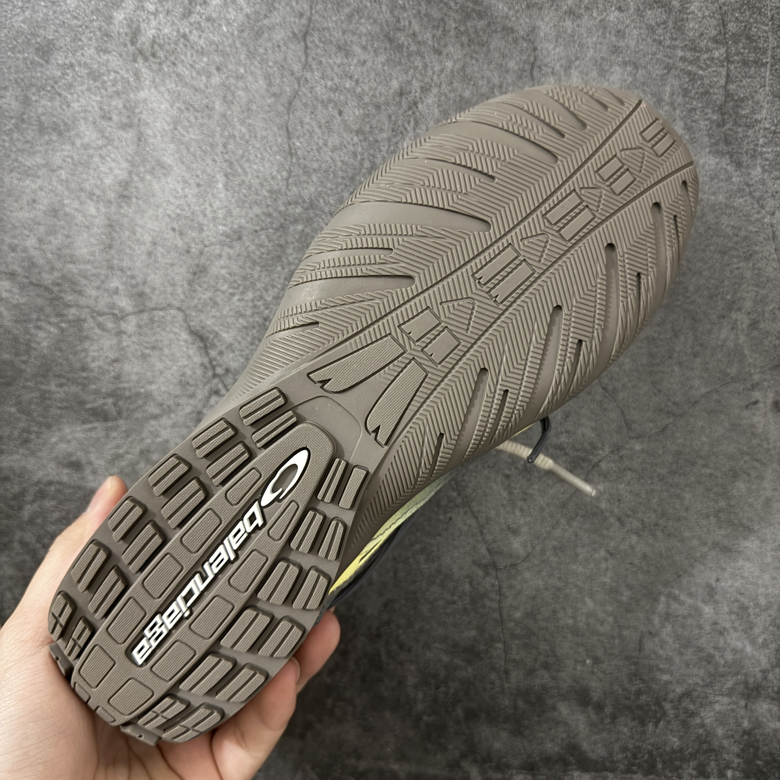Balenciaga  巴黎世家 Radar 25代 圆头 系带 做旧效果  平底生活休闲鞋 香槟色 C0-865703WSTGL2471