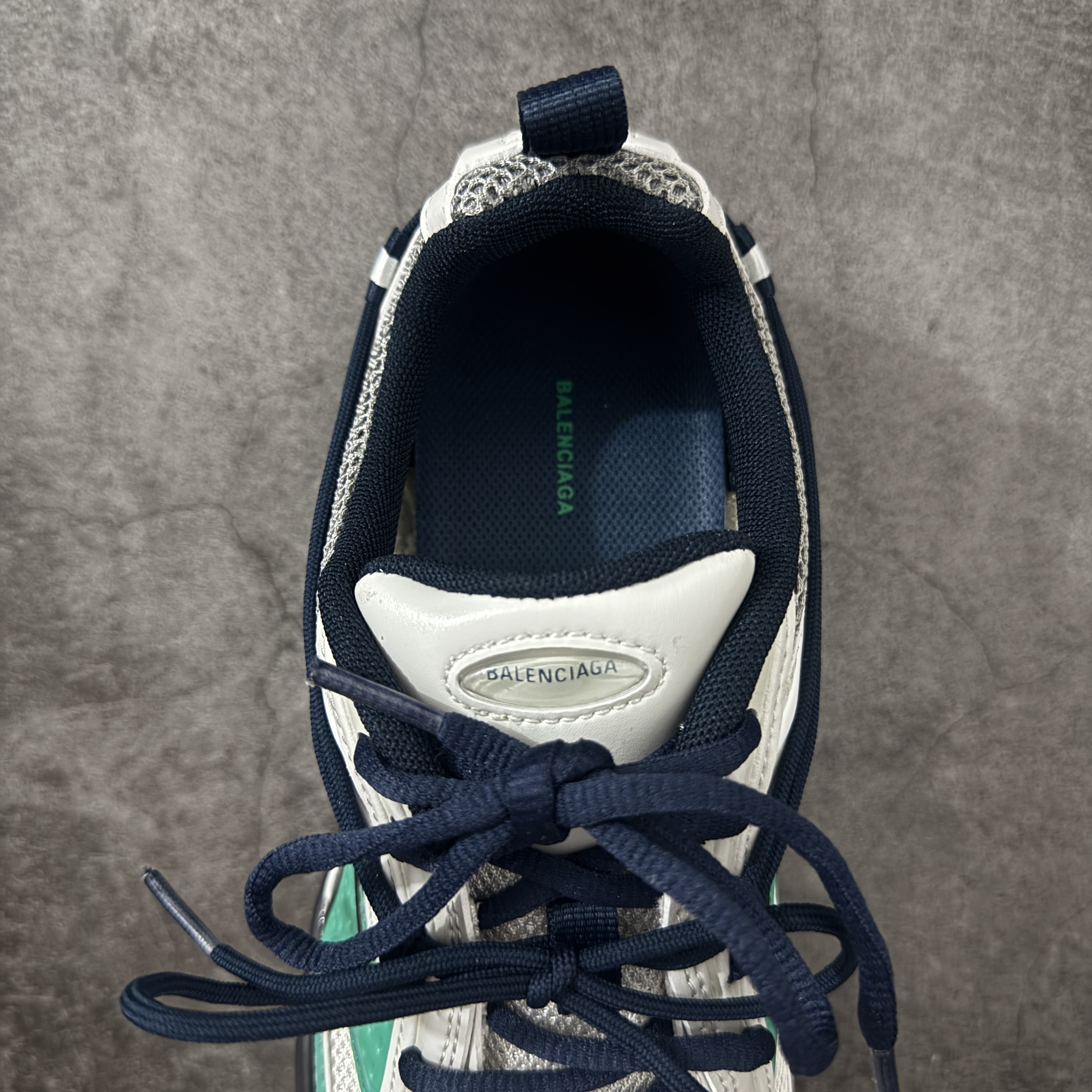 Balenciaga  巴黎世家 Radar 25代 圆头 系带 做旧效果  平底生活休闲鞋 绿色 C0-865703WSTGL1031