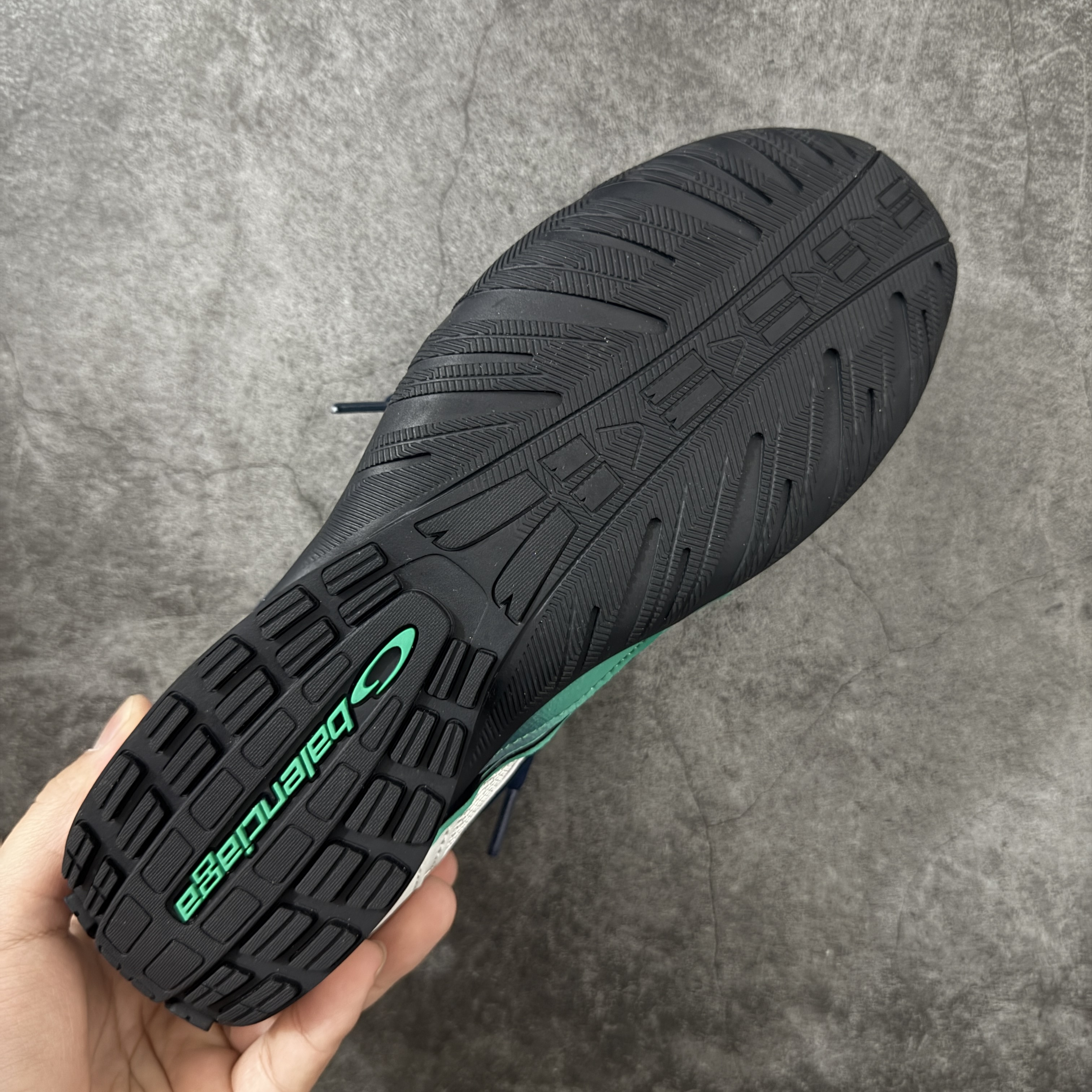 Balenciaga  巴黎世家 Radar 25代 圆头 系带 做旧效果  平底生活休闲鞋 绿色 C0-865703WSTGL1031