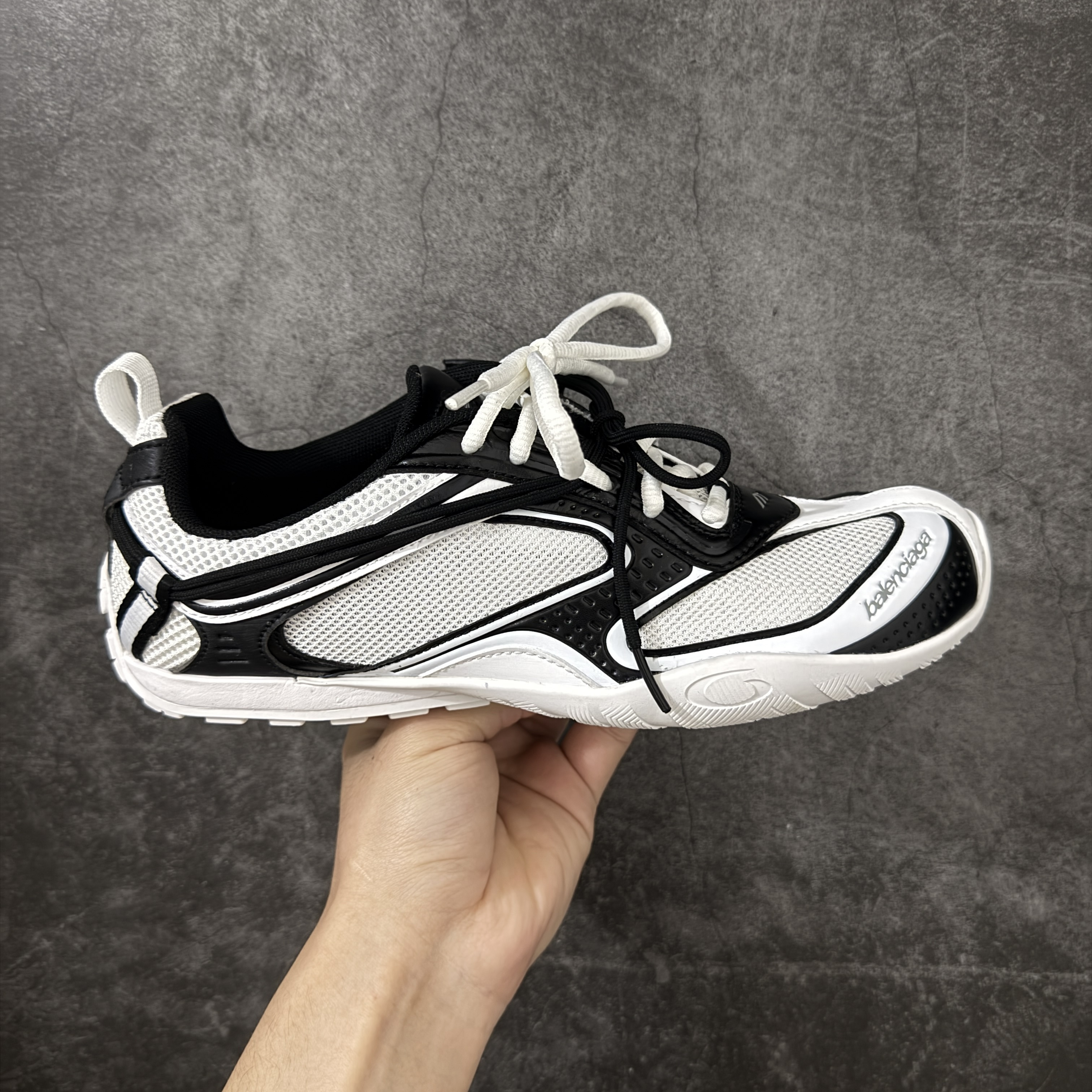 Balenciaga  巴黎世家 Radar 25代 圆头 系带 做旧效果  平底生活休闲鞋 黑白女款 C0-865704WSTEO9010