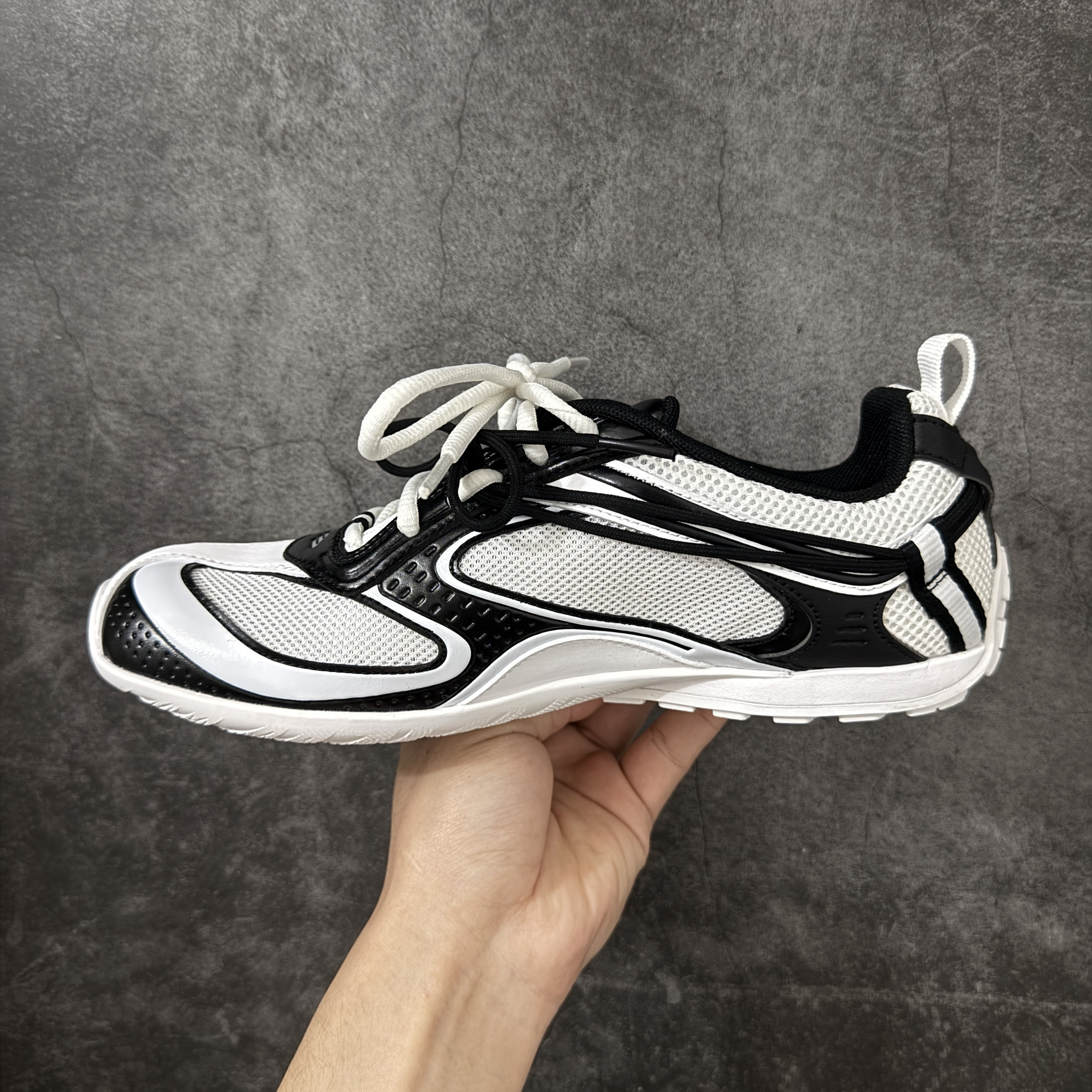 Balenciaga  巴黎世家 Radar 25代 圆头 系带 做旧效果  平底生活休闲鞋 黑白女款 C0-865704WSTEO9010