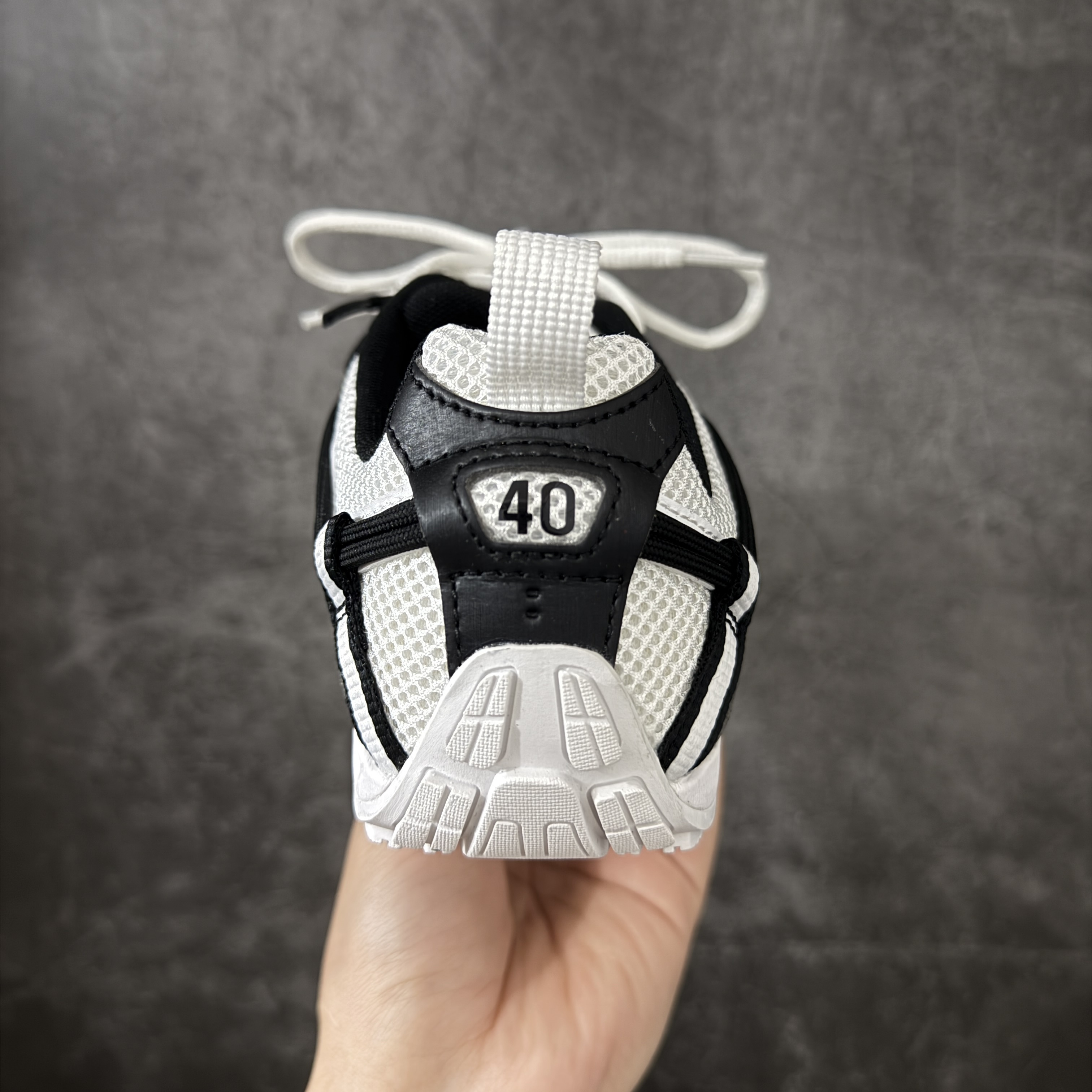 Balenciaga  巴黎世家 Radar 25代 圆头 系带 做旧效果  平底生活休闲鞋 黑白女款 C0-865704WSTEO9010