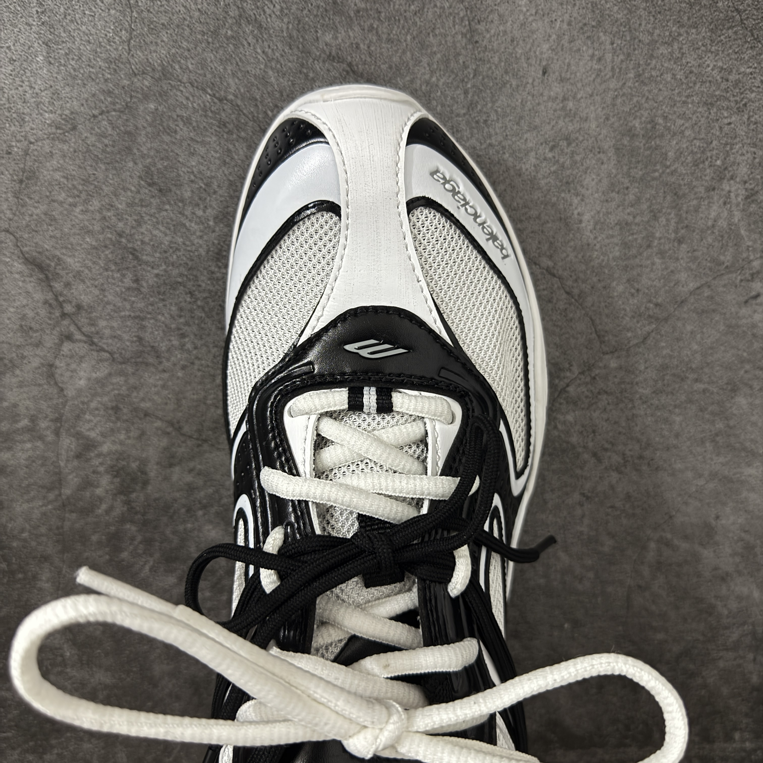 Balenciaga  巴黎世家 Radar 25代 圆头 系带 做旧效果  平底生活休闲鞋 黑白女款 C0-865704WSTEO9010
