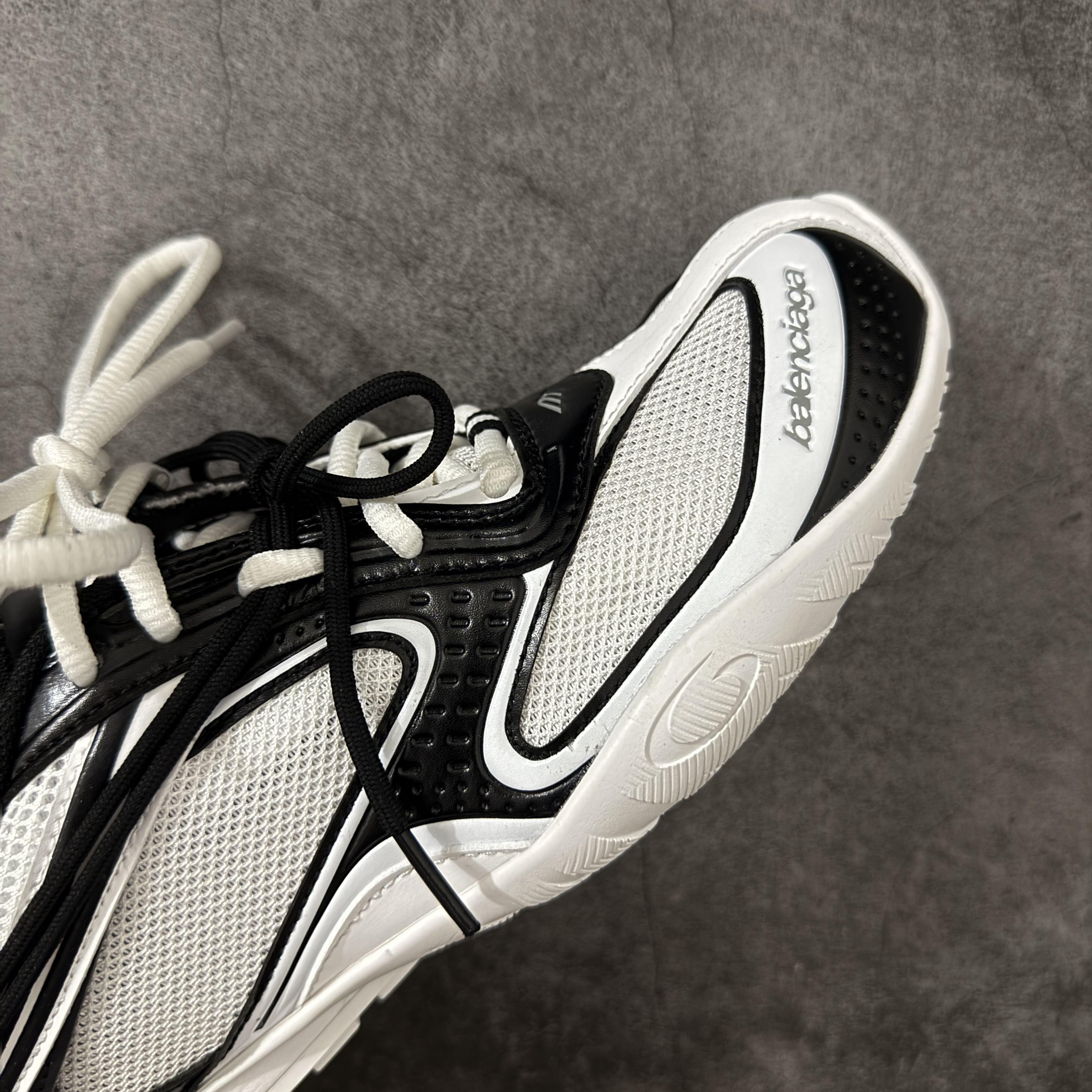 Balenciaga  巴黎世家 Radar 25代 圆头 系带 做旧效果  平底生活休闲鞋 黑白女款 C0-865704WSTEO9010
