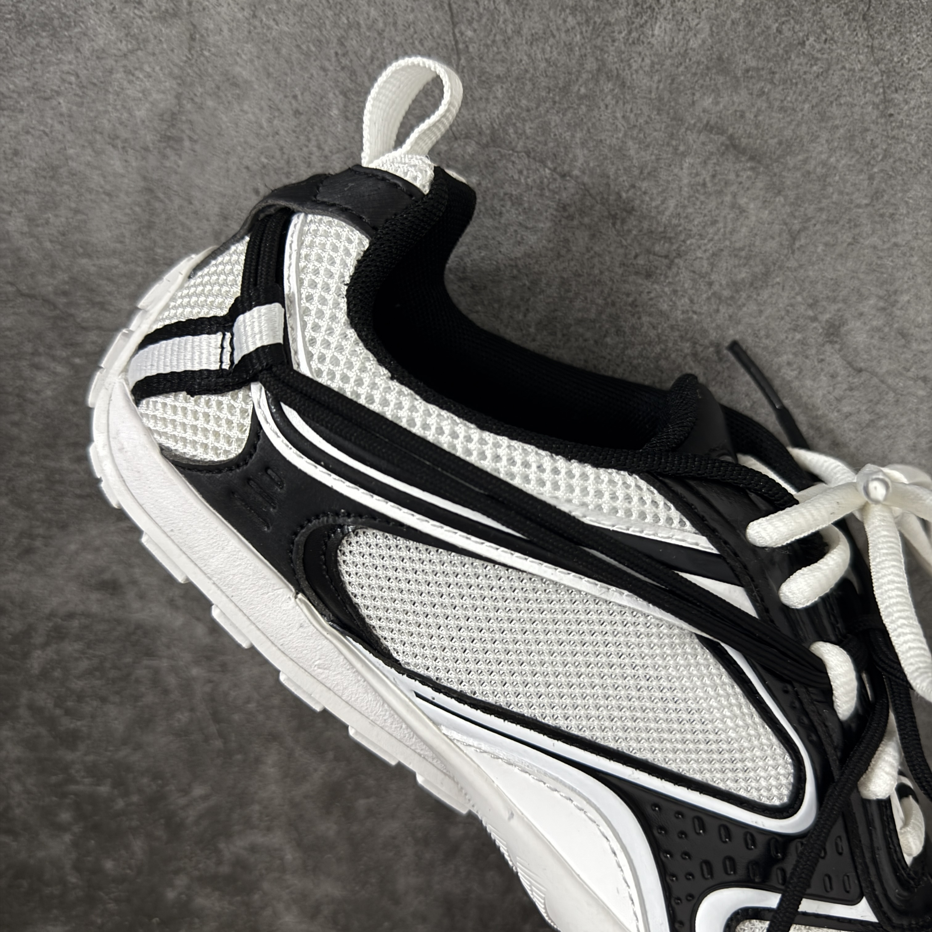 Balenciaga  巴黎世家 Radar 25代 圆头 系带 做旧效果  平底生活休闲鞋 黑白女款 C0-865704WSTEO9010