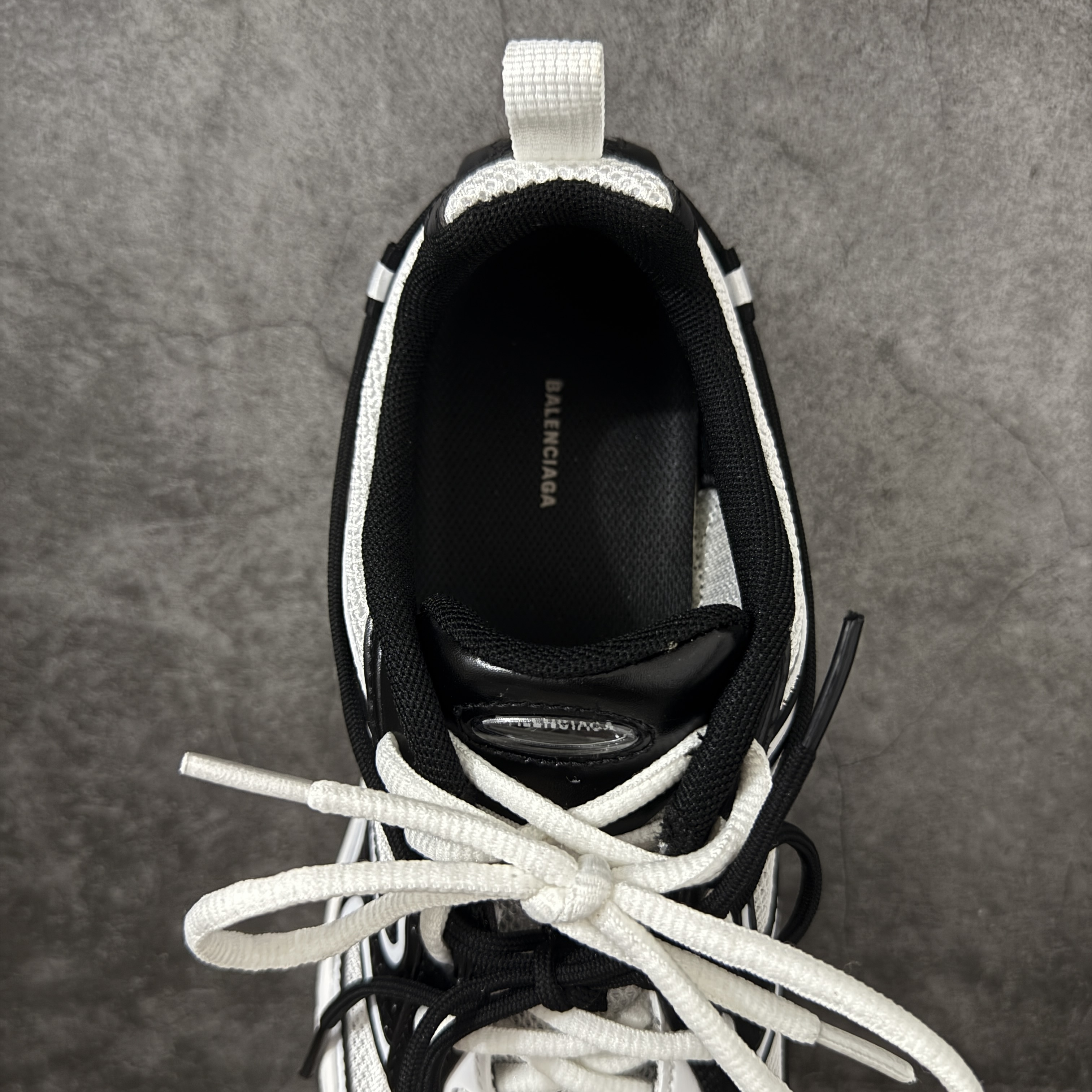 Balenciaga  巴黎世家 Radar 25代 圆头 系带 做旧效果  平底生活休闲鞋 黑白女款 C0-865704WSTEO9010