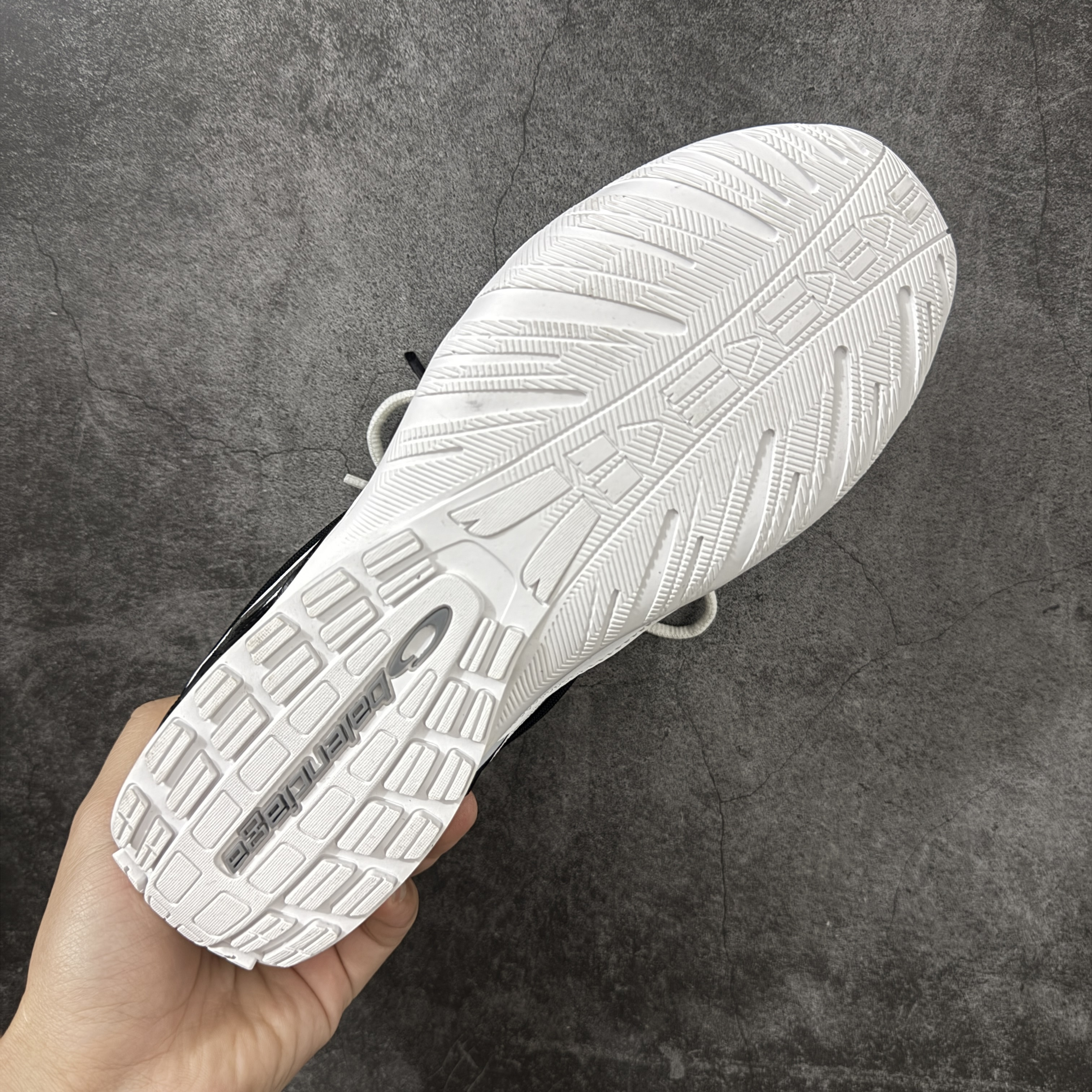 Balenciaga  巴黎世家 Radar 25代 圆头 系带 做旧效果  平底生活休闲鞋 黑白女款 C0-865704WSTEO9010