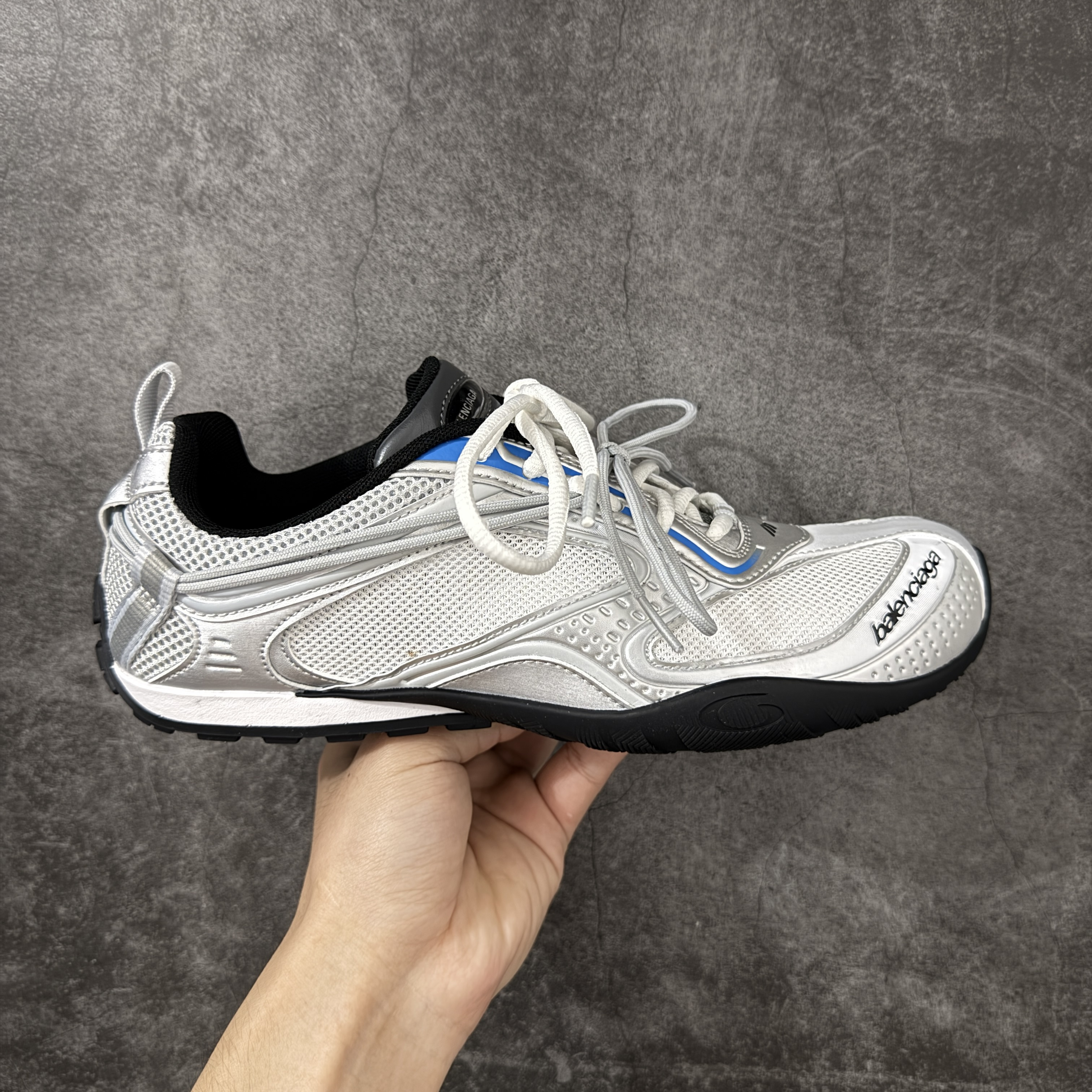 Balenciaga  巴黎世家 Radar 25代 圆头 系带 做旧效果  平底生活休闲鞋 银色C0-865703WSTGL9114