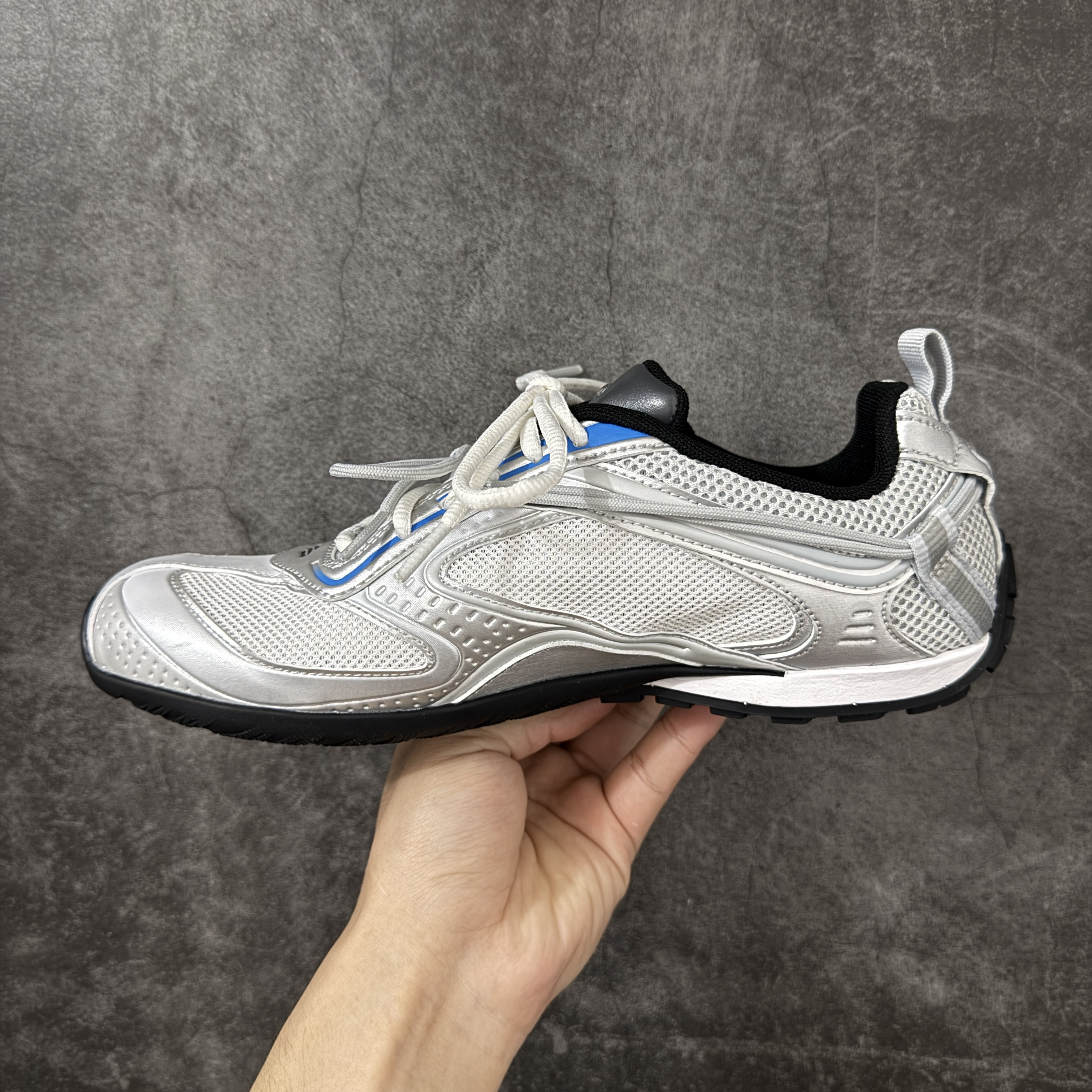 Balenciaga  巴黎世家 Radar 25代 圆头 系带 做旧效果  平底生活休闲鞋 银色C0-865703WSTGL9114
