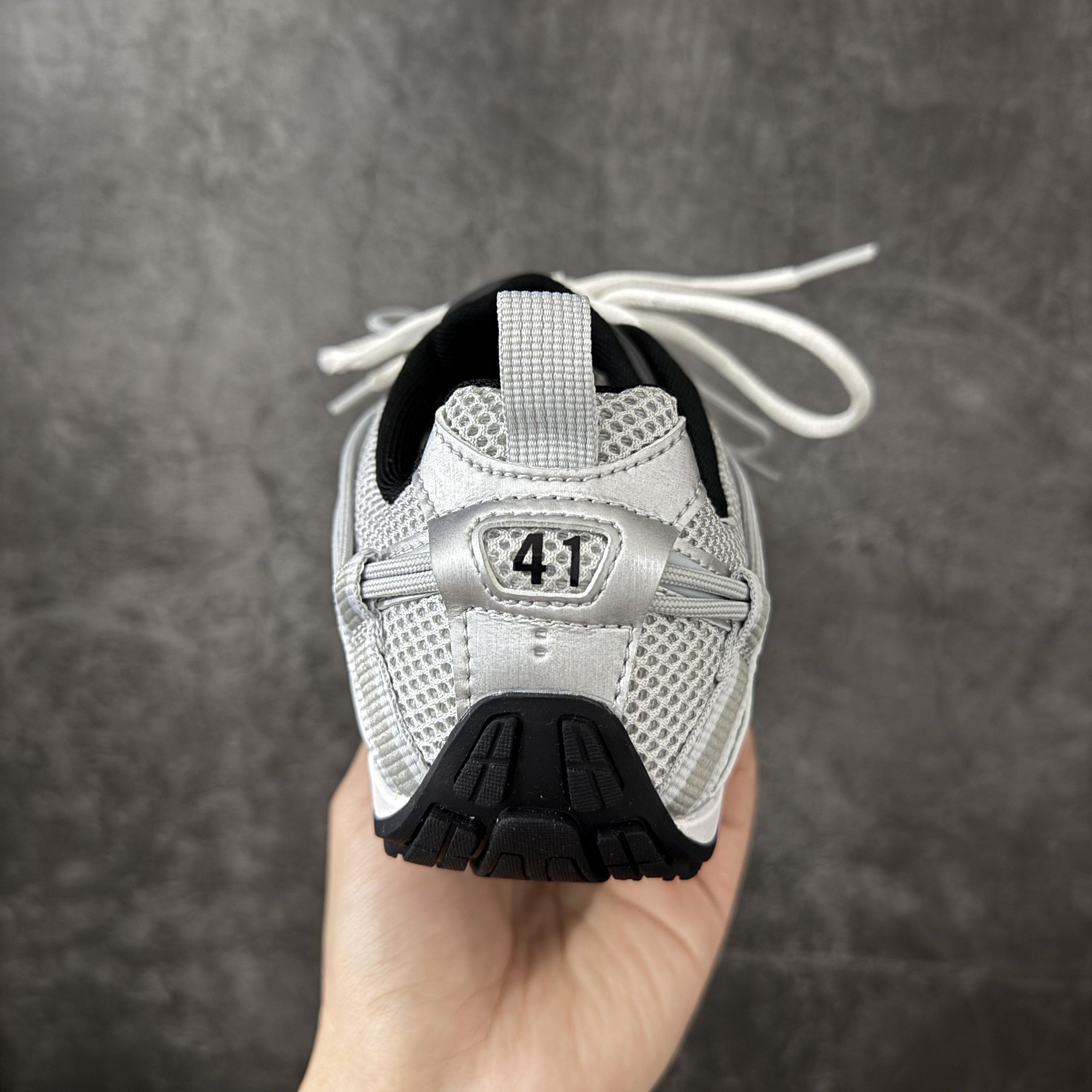 Balenciaga  巴黎世家 Radar 25代 圆头 系带 做旧效果  平底生活休闲鞋 银色C0-865703WSTGL9114