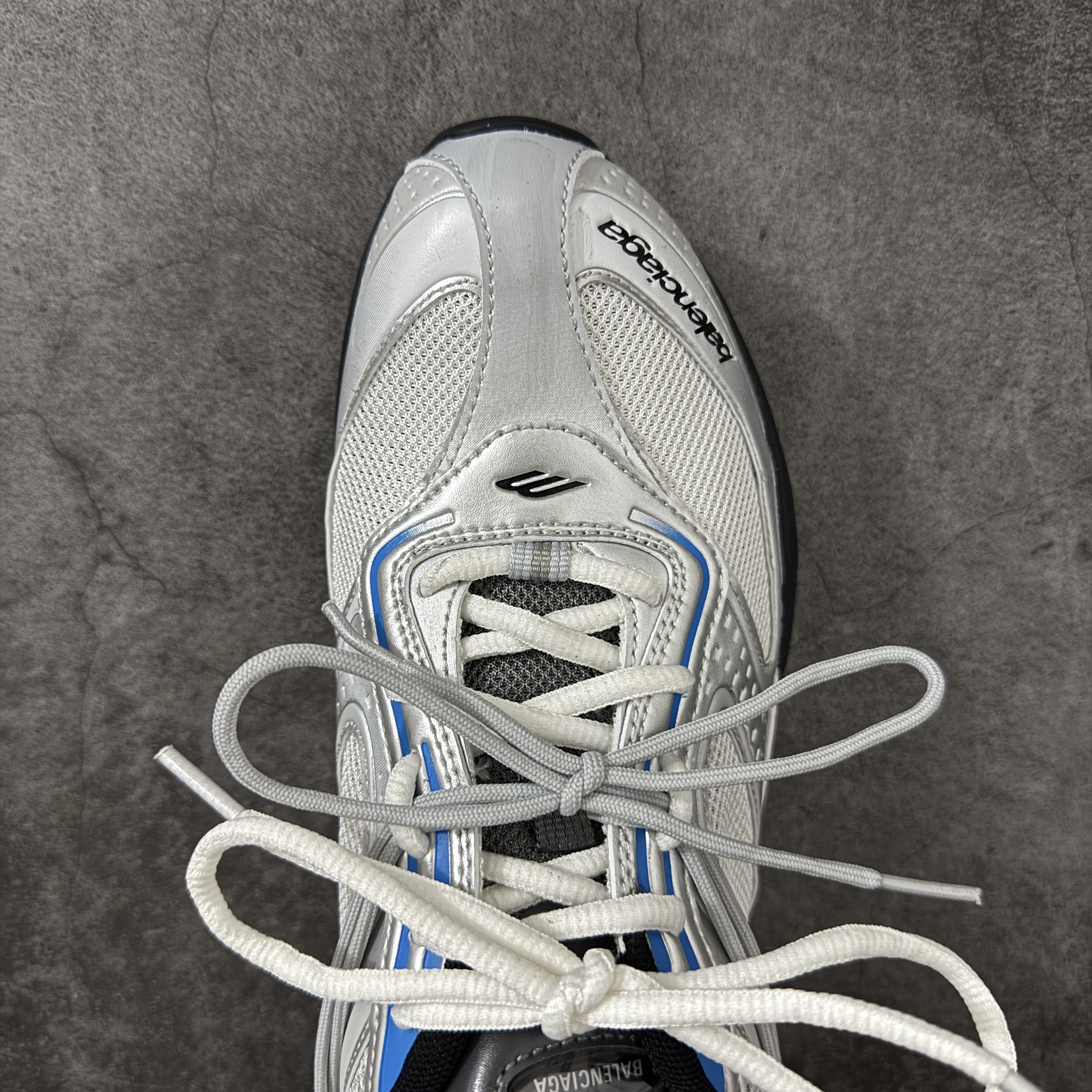 Balenciaga  巴黎世家 Radar 25代 圆头 系带 做旧效果  平底生活休闲鞋 银色C0-865703WSTGL9114