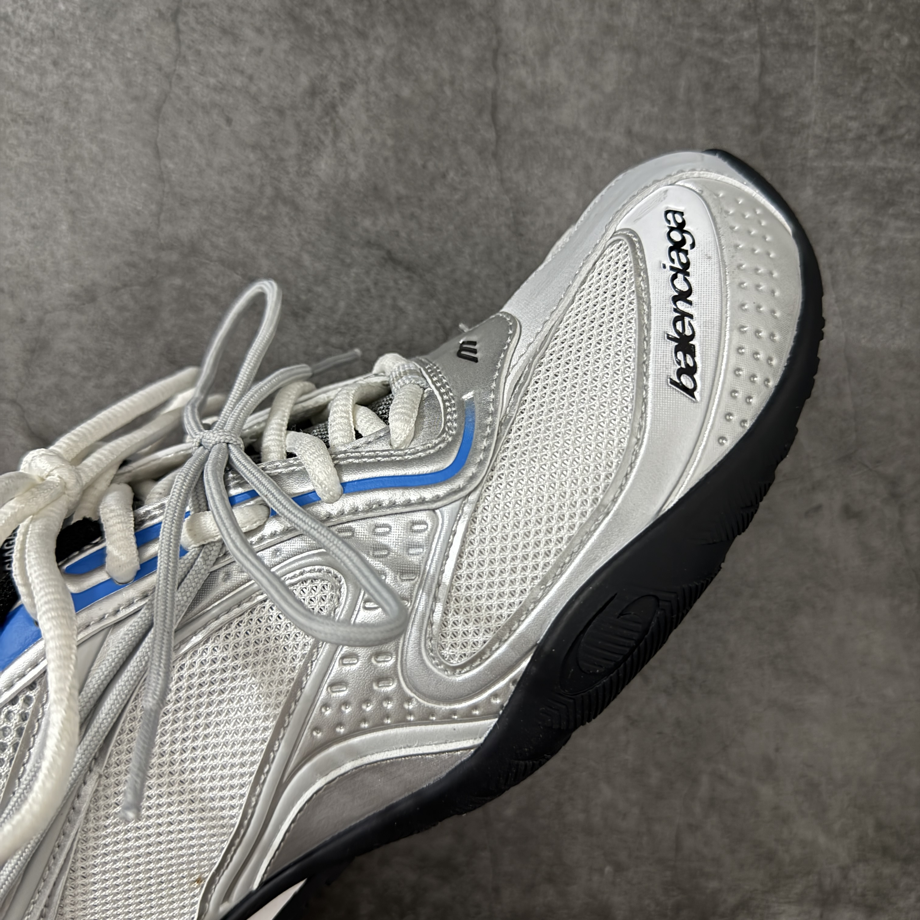 Balenciaga  巴黎世家 Radar 25代 圆头 系带 做旧效果  平底生活休闲鞋 银色C0-865703WSTGL9114