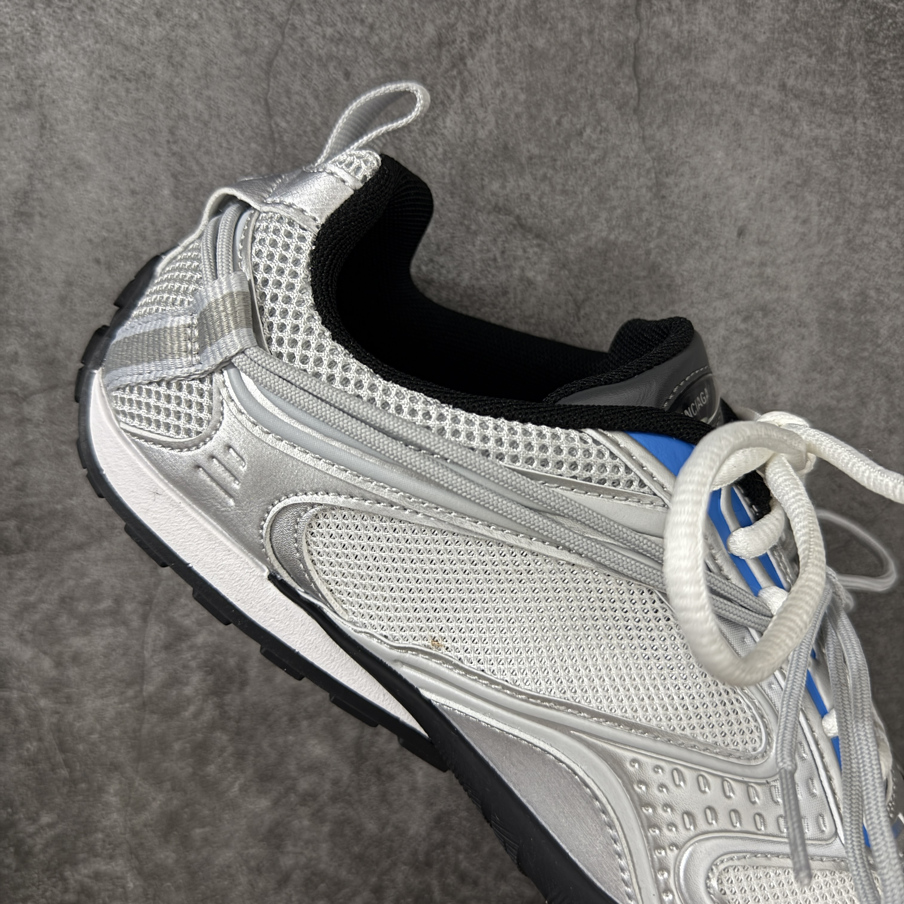 Balenciaga  巴黎世家 Radar 25代 圆头 系带 做旧效果  平底生活休闲鞋 银色C0-865703WSTGL9114