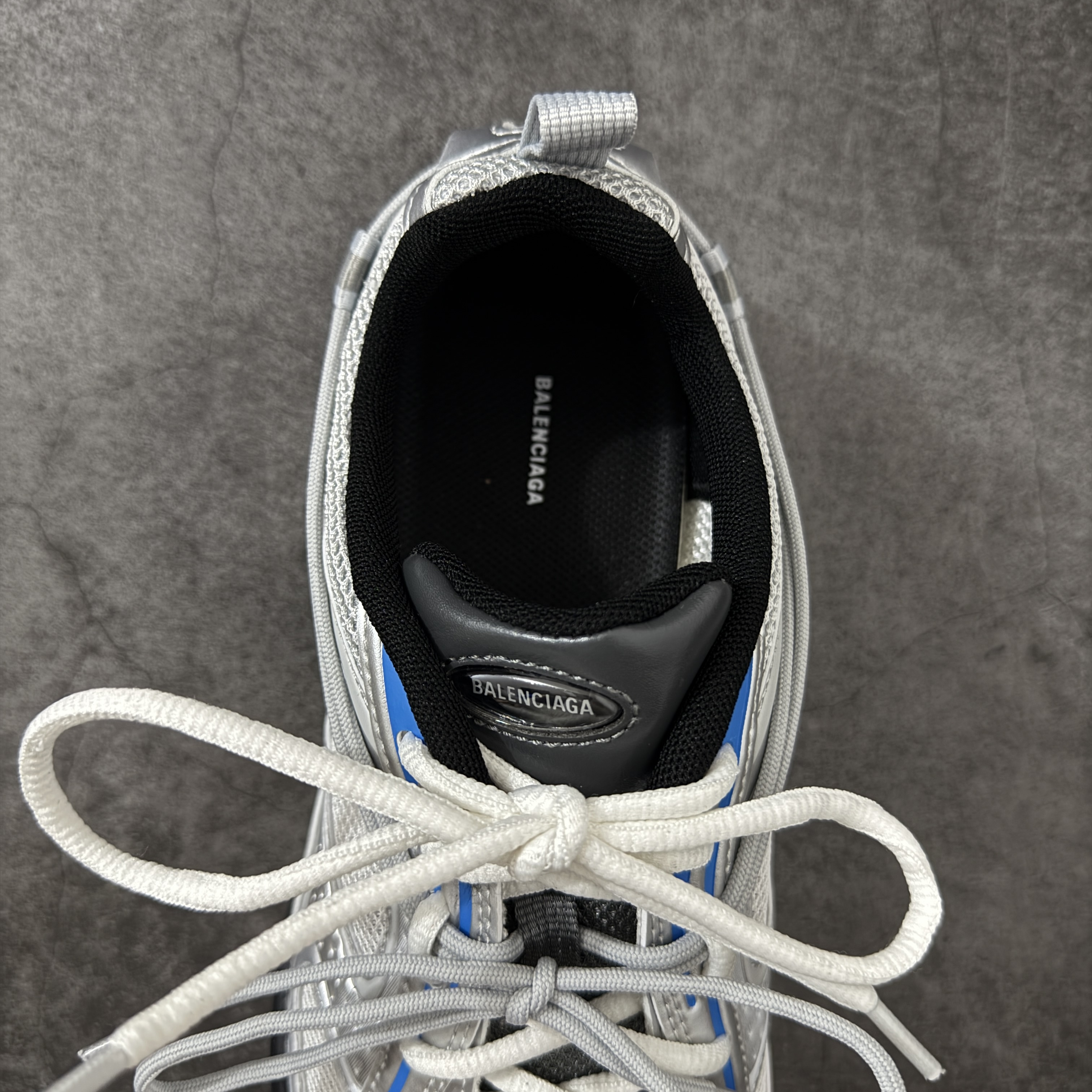 Balenciaga  巴黎世家 Radar 25代 圆头 系带 做旧效果  平底生活休闲鞋 银色C0-865703WSTGL9114