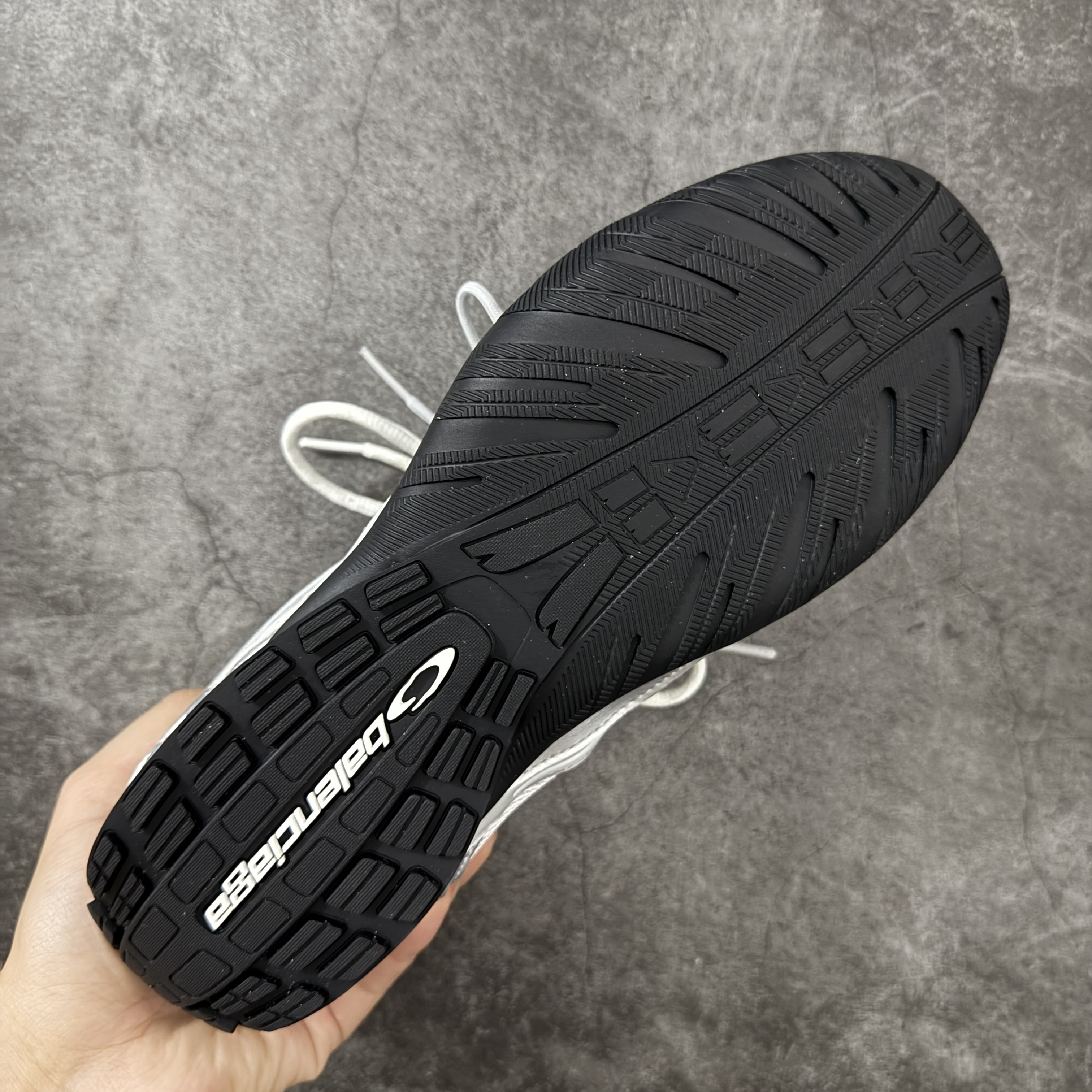 Balenciaga  巴黎世家 Radar 25代 圆头 系带 做旧效果  平底生活休闲鞋 银色C0-865703WSTGL9114
