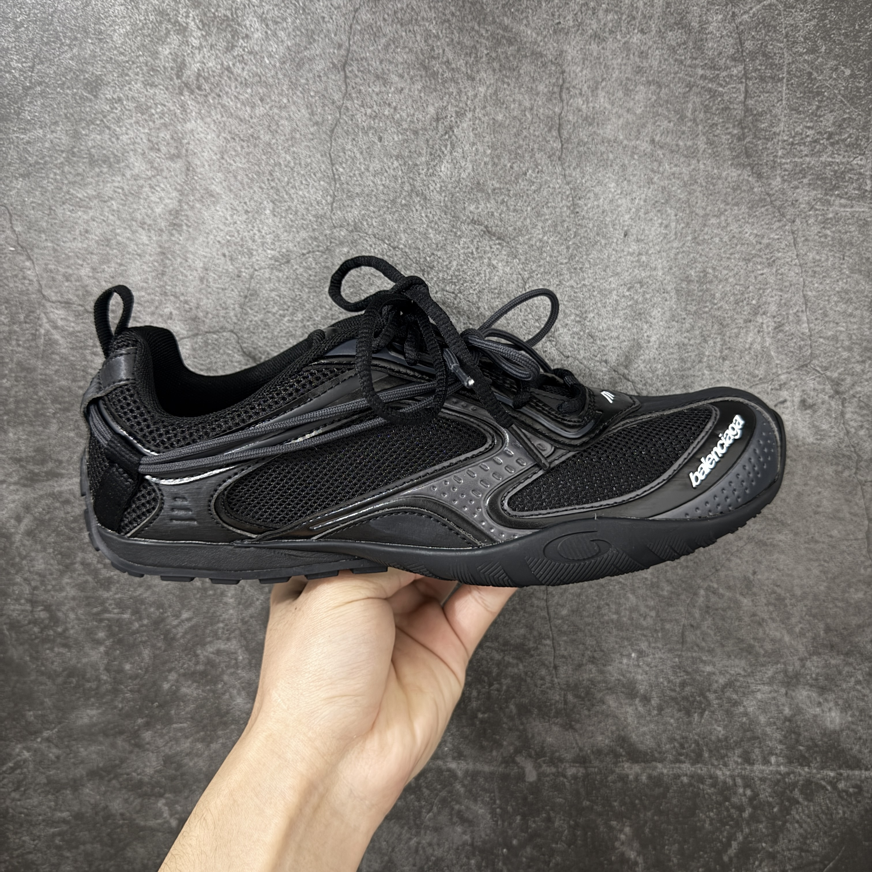 Balenciaga  巴黎世家 Radar 25代 圆头 系带 做旧效果  平底生活休闲鞋 黑色C0-865703WSTEO1011